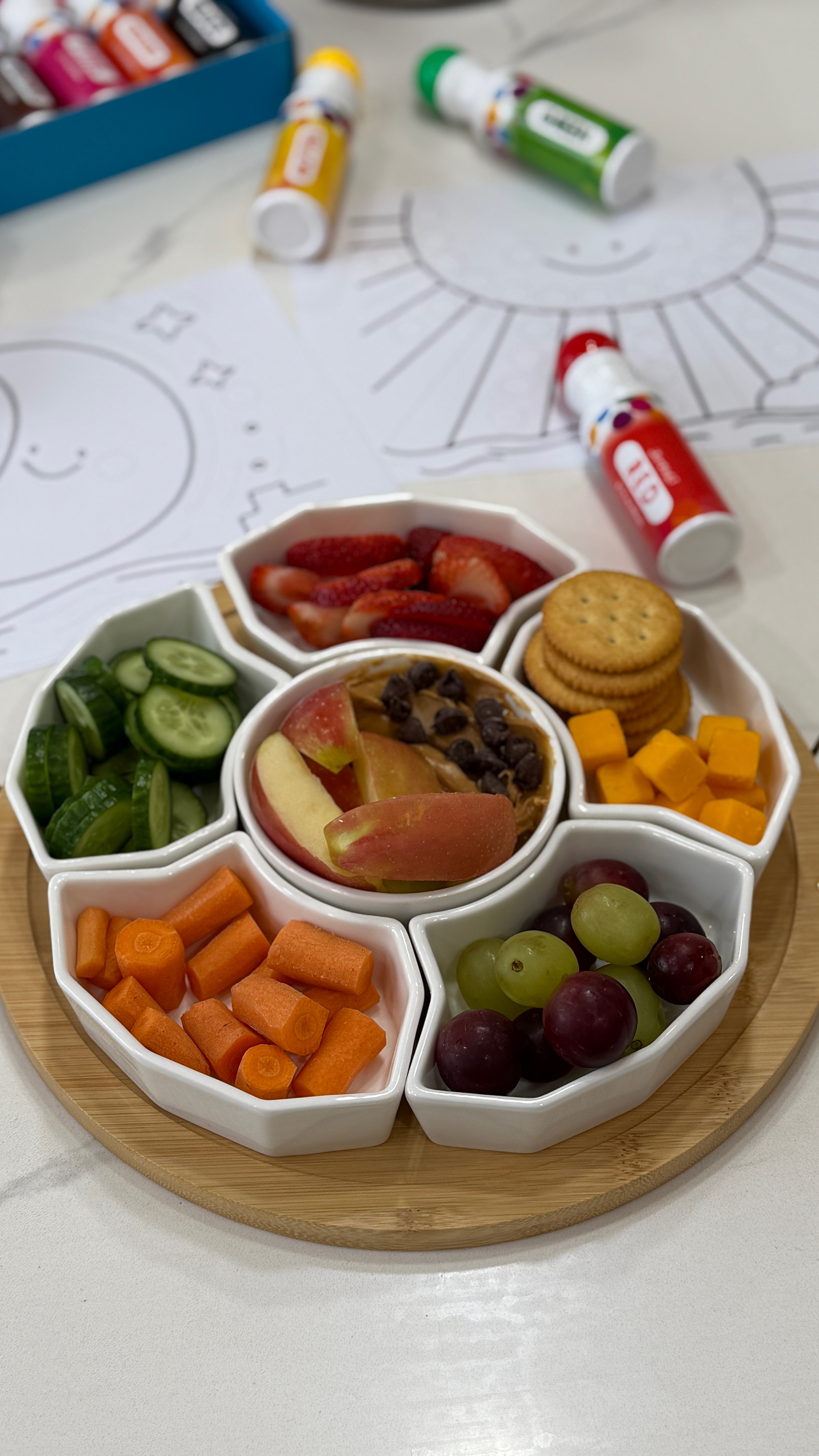 A snack board + a little creativity = the perfect after-school reset

#afterschoolsnack #snackboardideas #momlife  #easysnacks #kidsactivities 