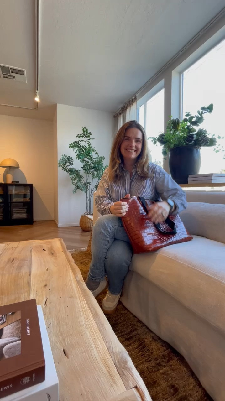 Ever wonder what’s in a designers bag? Check out what Chelsea owns, loves and always carries with her ✨

#Amazon #AmazonHaul

#LTKWorkwear #LTKItBag #LTKFindsUnder100