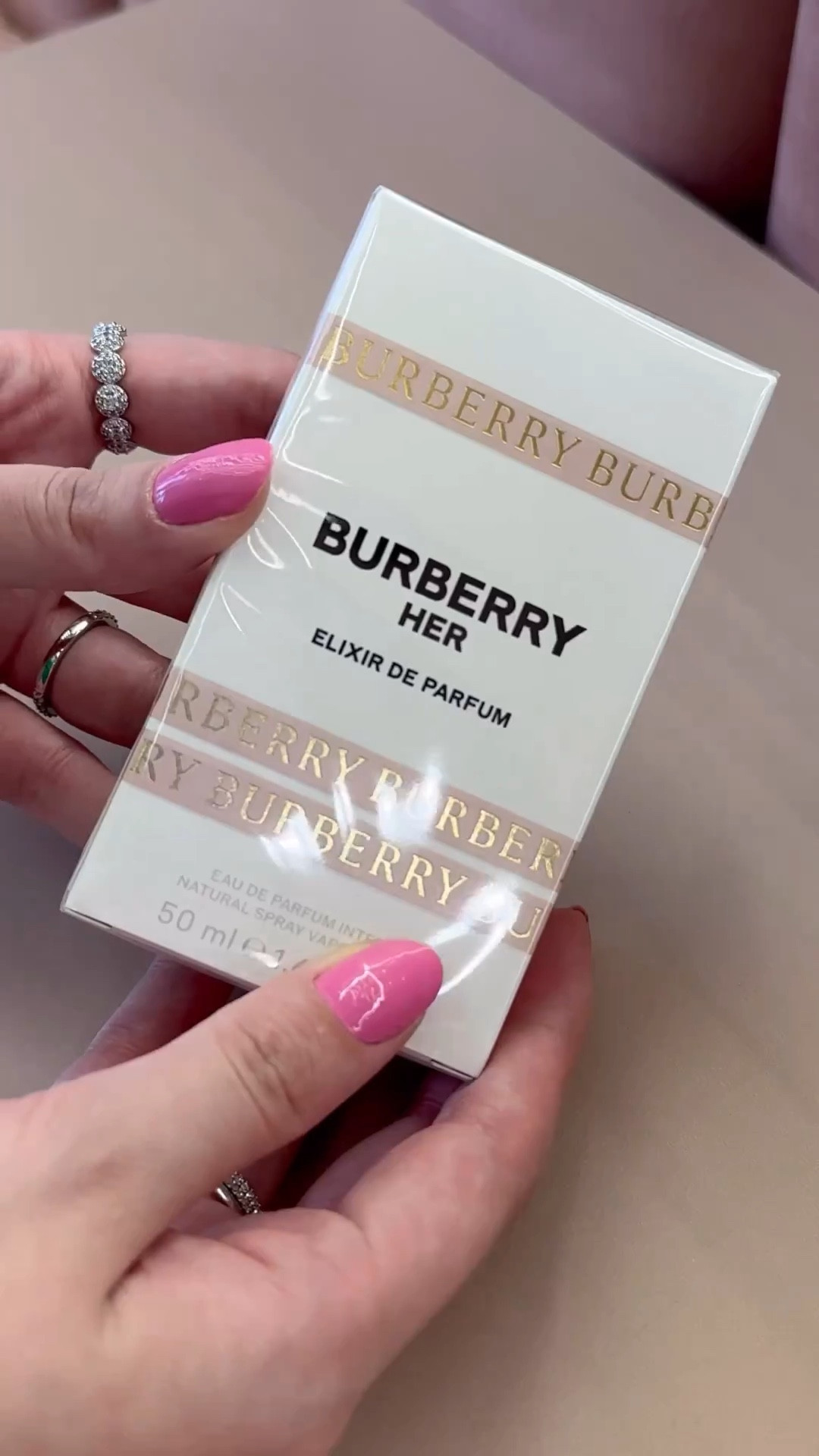 Burberry Her Elixir de Parfum 💖🍓 As notas de topo são: Morango e Amora. A nota de coração é Jasmim. As notas de fundo são: Baunilha, Âmbar e Sândalo. E aí, curiosas pra testar esse lançamento?

#LTKbeauty #LTKbrasil