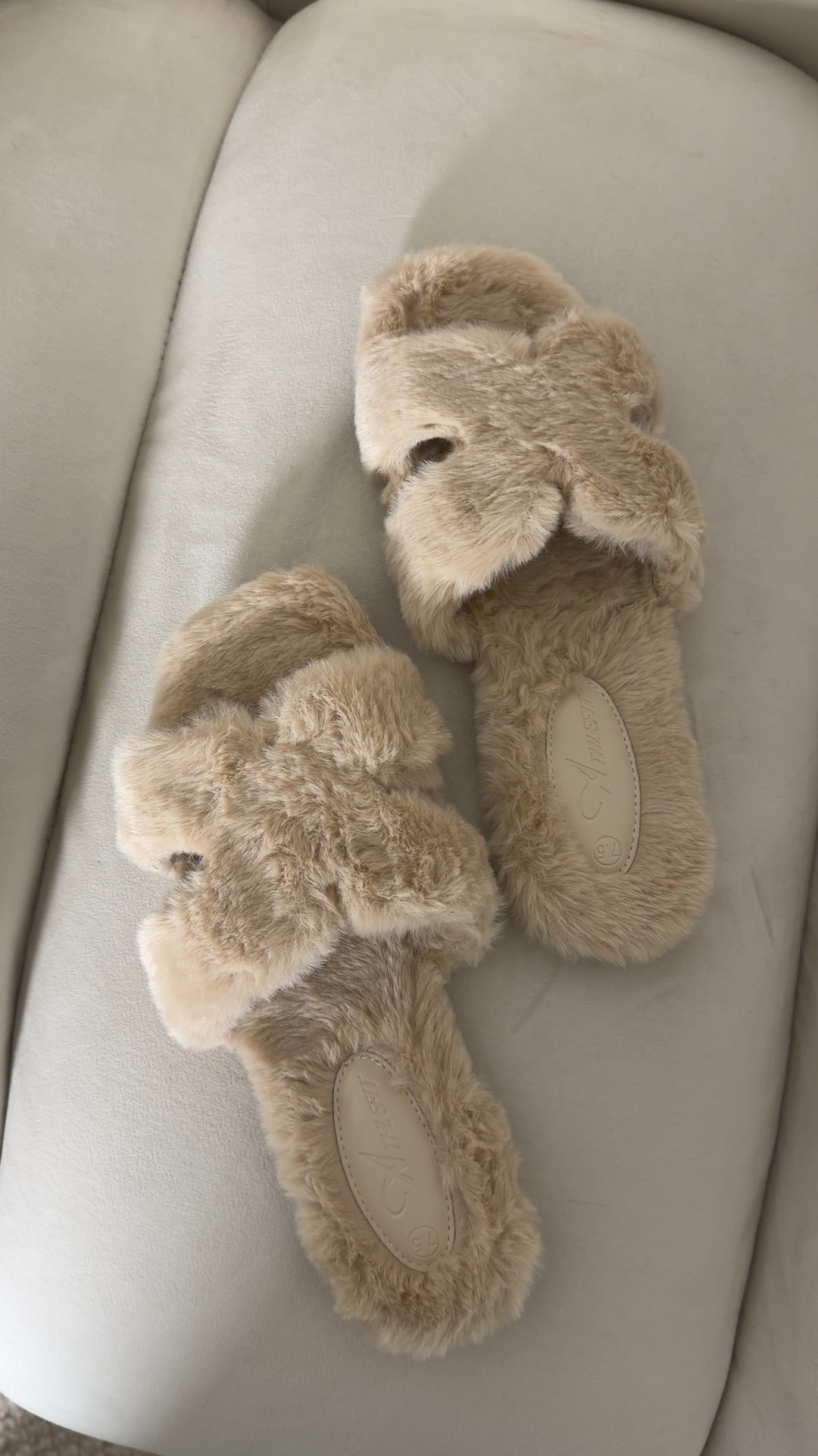 Cozy and soft slippers H design
Fit trie to size and i love they have a solid plastic sole to walk outside 🤎
Amazon finds
Amazon slippers
Amazon must have
Amazon gift ideaas