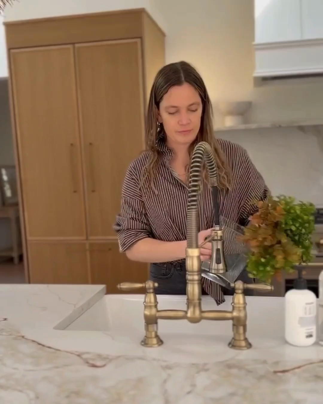 My favorite beachy kitchen - neutral but never boring - has oak cabinets, quartz countertops, and brass hardware & fixtures. Brought texture in with the woven pendants, runner, and wood and ceramic pieces on the open shelving. Linking similar and exact pieces here. 

 

#LTKHome #LTKSaleAlert