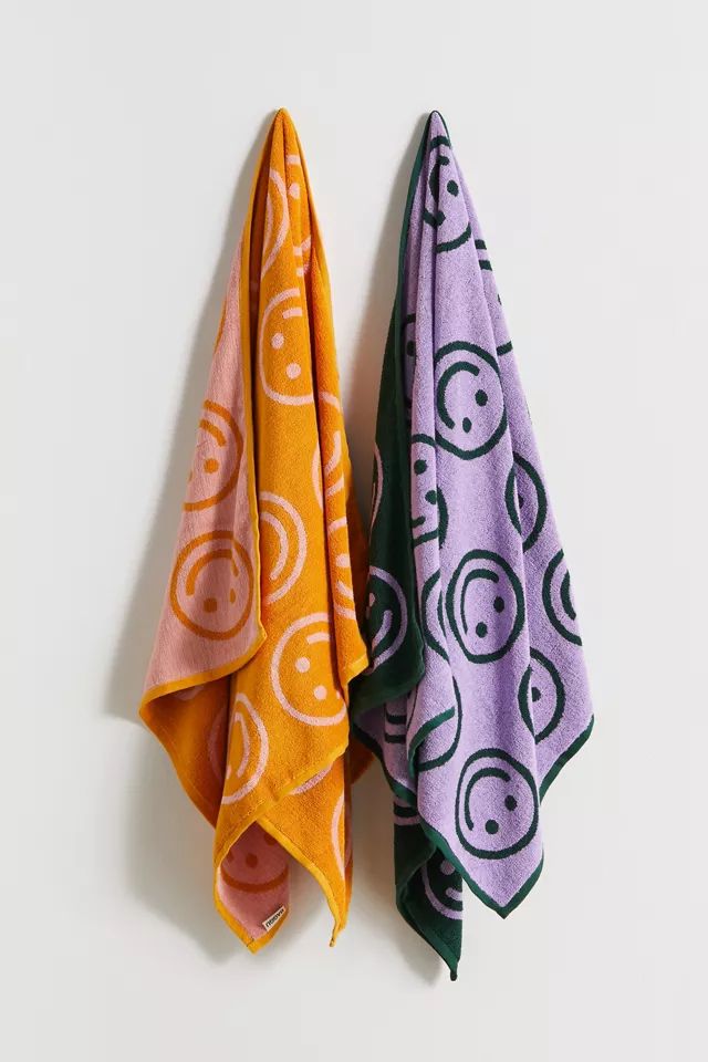 BAGGU Reversible Happy Face Bath Towel | Urban Outfitters (US and RoW)