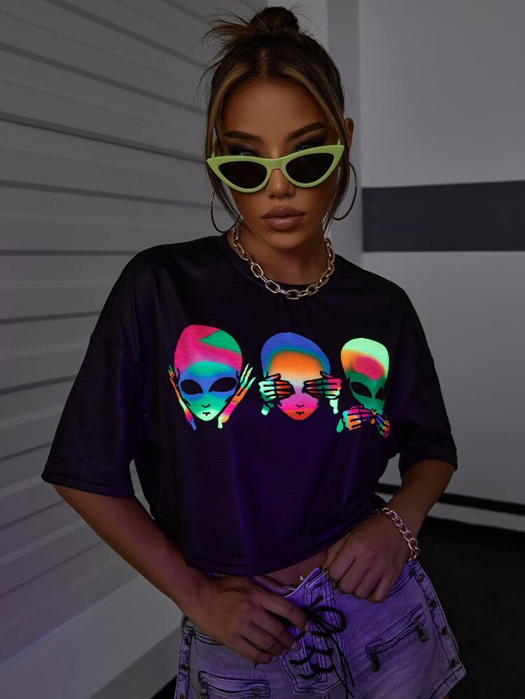 Reflective Figure Graphic Drop Shoulder Crop Tee | SHEIN