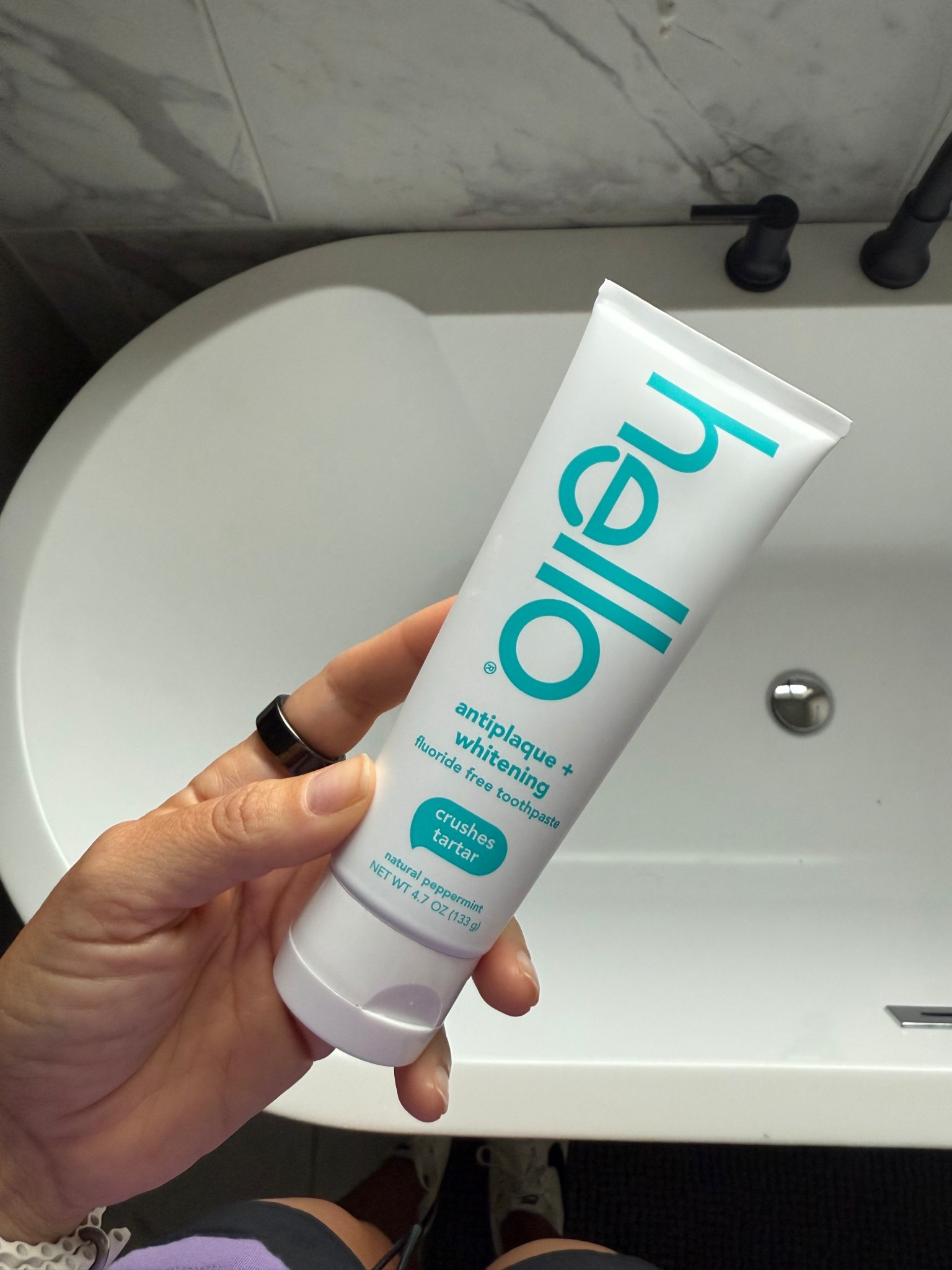 fluoride free, whitening toothpaste that hits 93/100 on yuka for clean ingredients & it tastes like spearmint gum?! SIGN ME UP 👏🏼