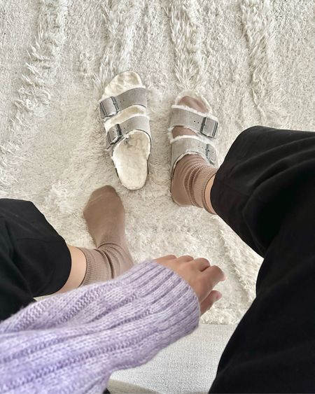 大量Birkenstock 65折閃促, 碼:1111
網路上說如果你想體驗踩屎感就要入手這踩屎鞋
從電影Barbie同款到冬天必備毛毛拖/mules都有
大家ㄧ起屎踩起來!

#LTKAsia #LTKsalealert #LTKshoecrush