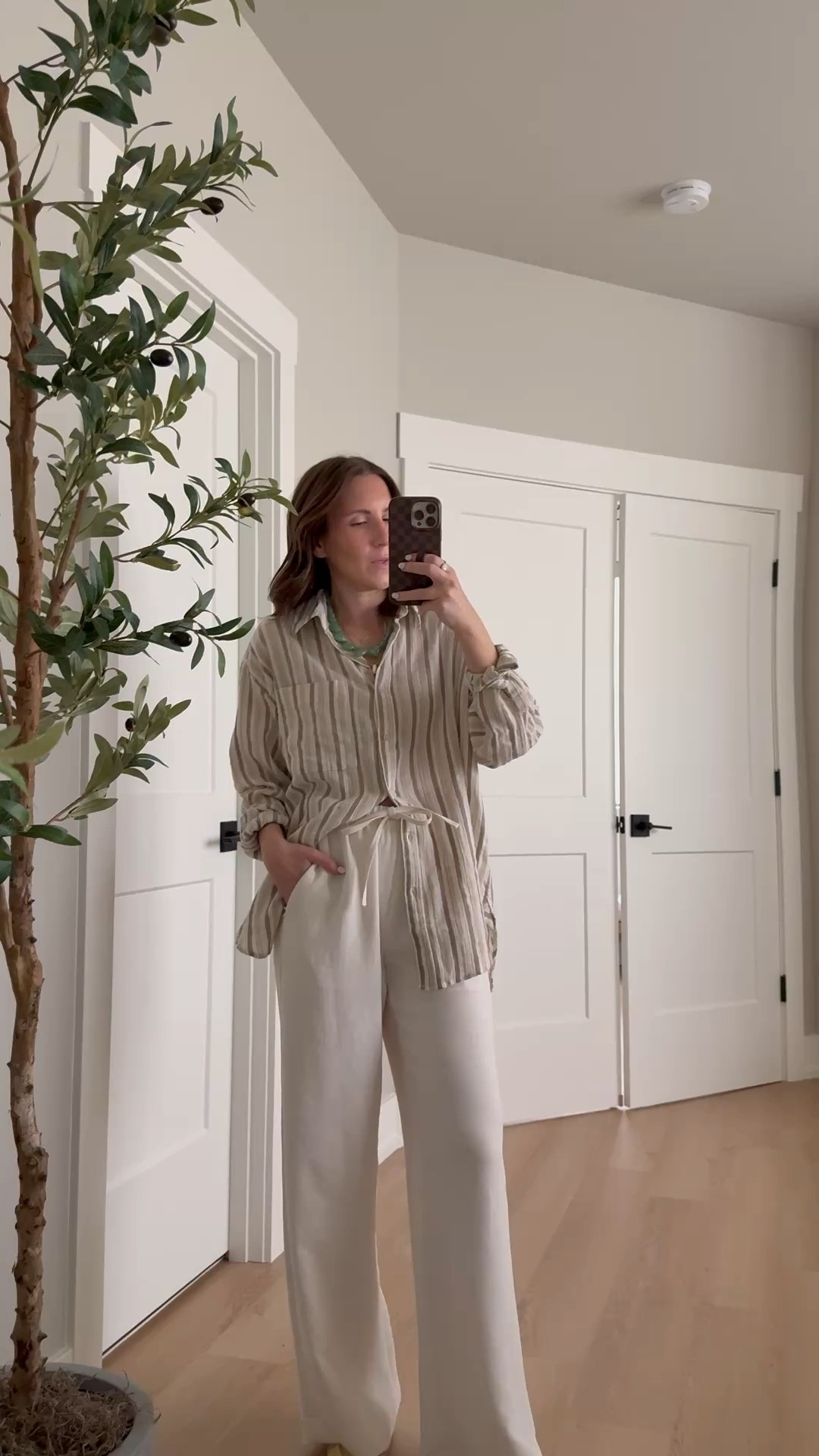Teacher outfit idea🍎 a lightweight breezy button down and the BEST pants that are practically wrinkle resistant! Wearing size small in both

Teacher style, classroom outfit, teacher outfit idea, aritzia pants, spring style, teacher Tuesday 