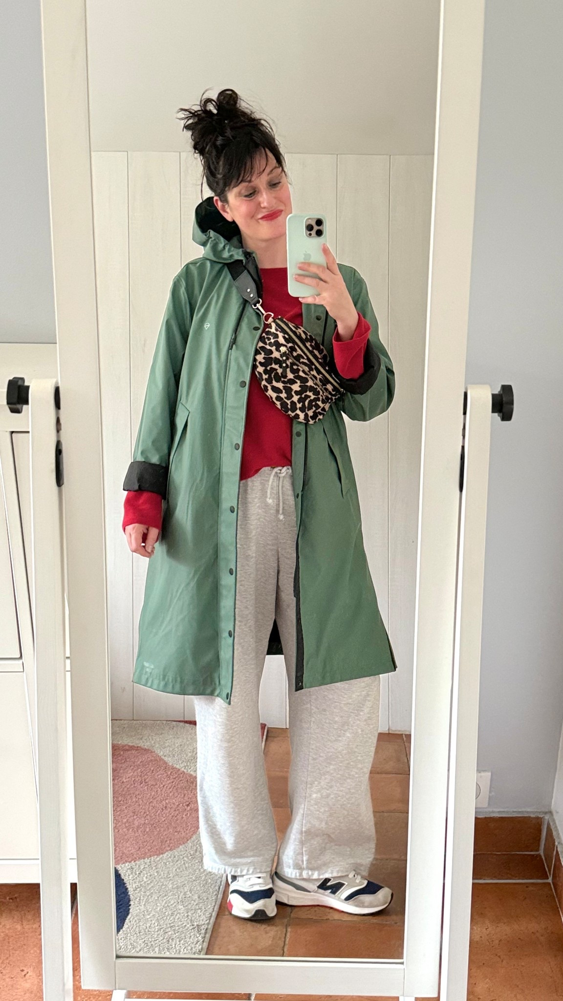 • Ciré vert "Jace X" #americatoday (similaire, en lien)
• Pull en coton 3D rouge #uniqlo (en lien)
• Débardeur rouge #crzyoga (en lien)
• Jogging en molleton gris clair #hm (en lien)
• Banane leopard #petitemendigote (en lien)
• Runnings U997R #newbalance (en lien)
• Rouge à lèvres mat "Feed the flame" #revlon (en lien)
• Baume à lèvres coloré "Poppy red" #labello (linked)


#LTKmidsize #LTKfrance #LTKspring