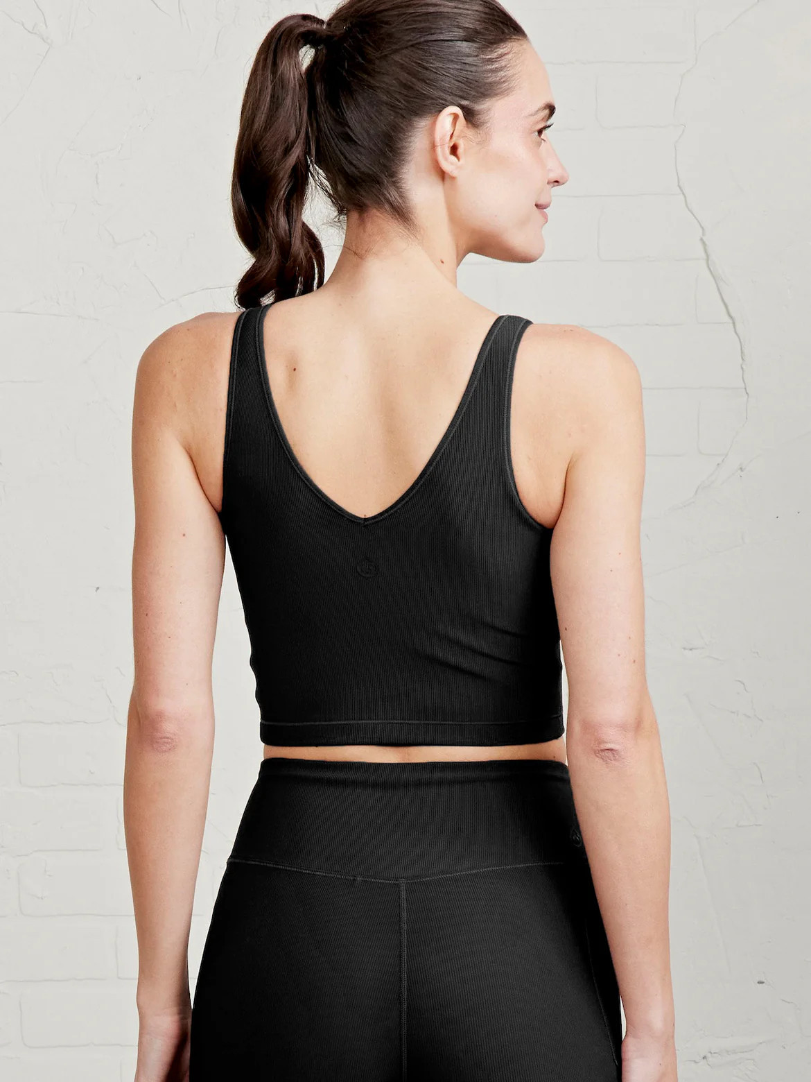 Sculptive Rib Crop Tank Black | tasc Performance