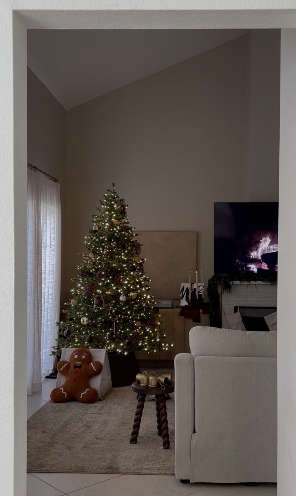 Christmas decor, Christmas tree, viral Christmas tree, living room decor, holiday decor, neutral Christmas decor, seasonal decor, Christmas decorating 

#LTKHoliday #LTKSeasonal #LTKHome