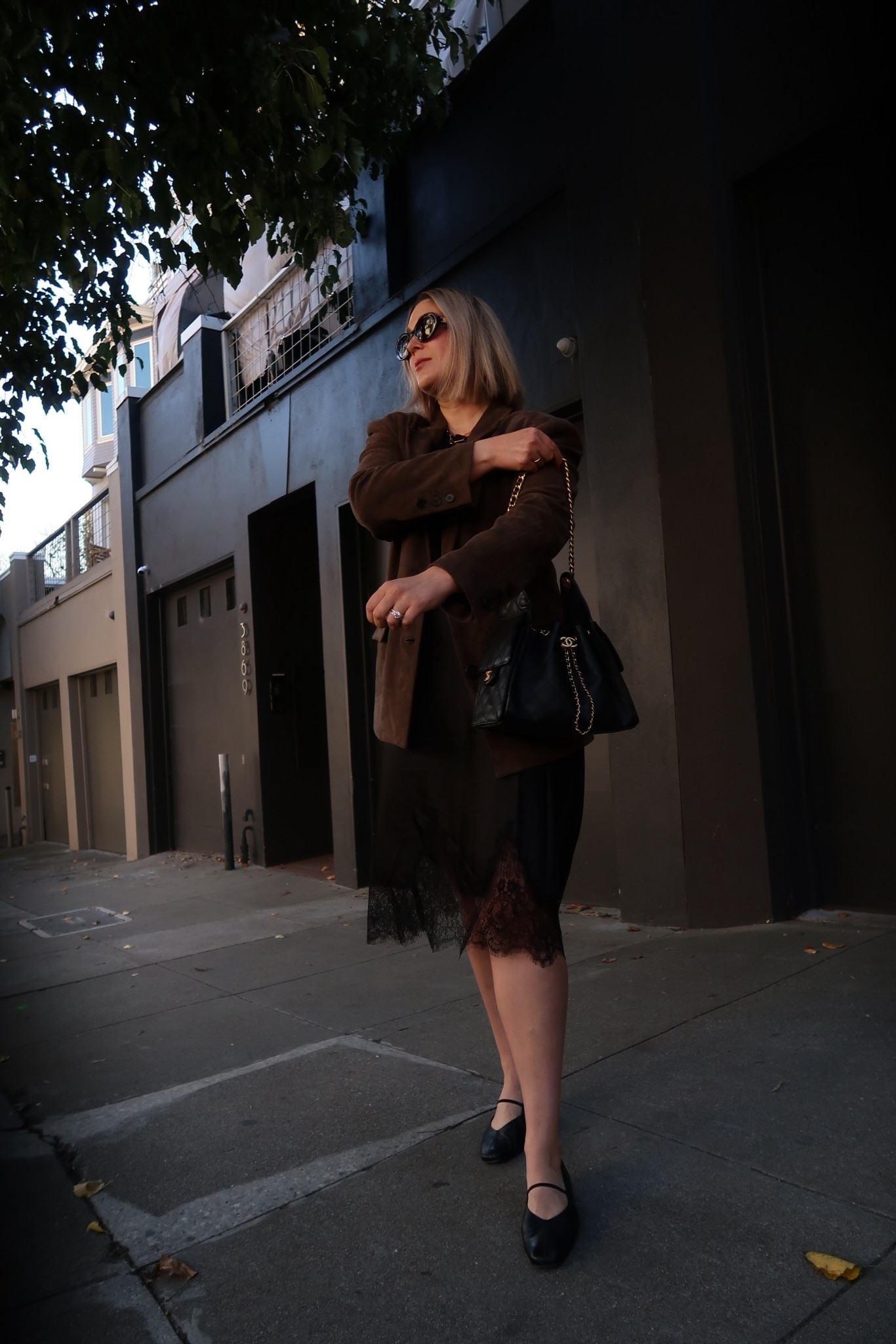 A suede blazer and a lace skirt that were just *meant* to be worn together. This outfit came to me as I was falling asleep last night and it came together even better than I thought it would. I always do my best outfit planning right before I fall asleep 💅🏻

Blazer is sold out and from @thefrankieshop but I linked some similar ones here (skirt is also on promo rn!!) 