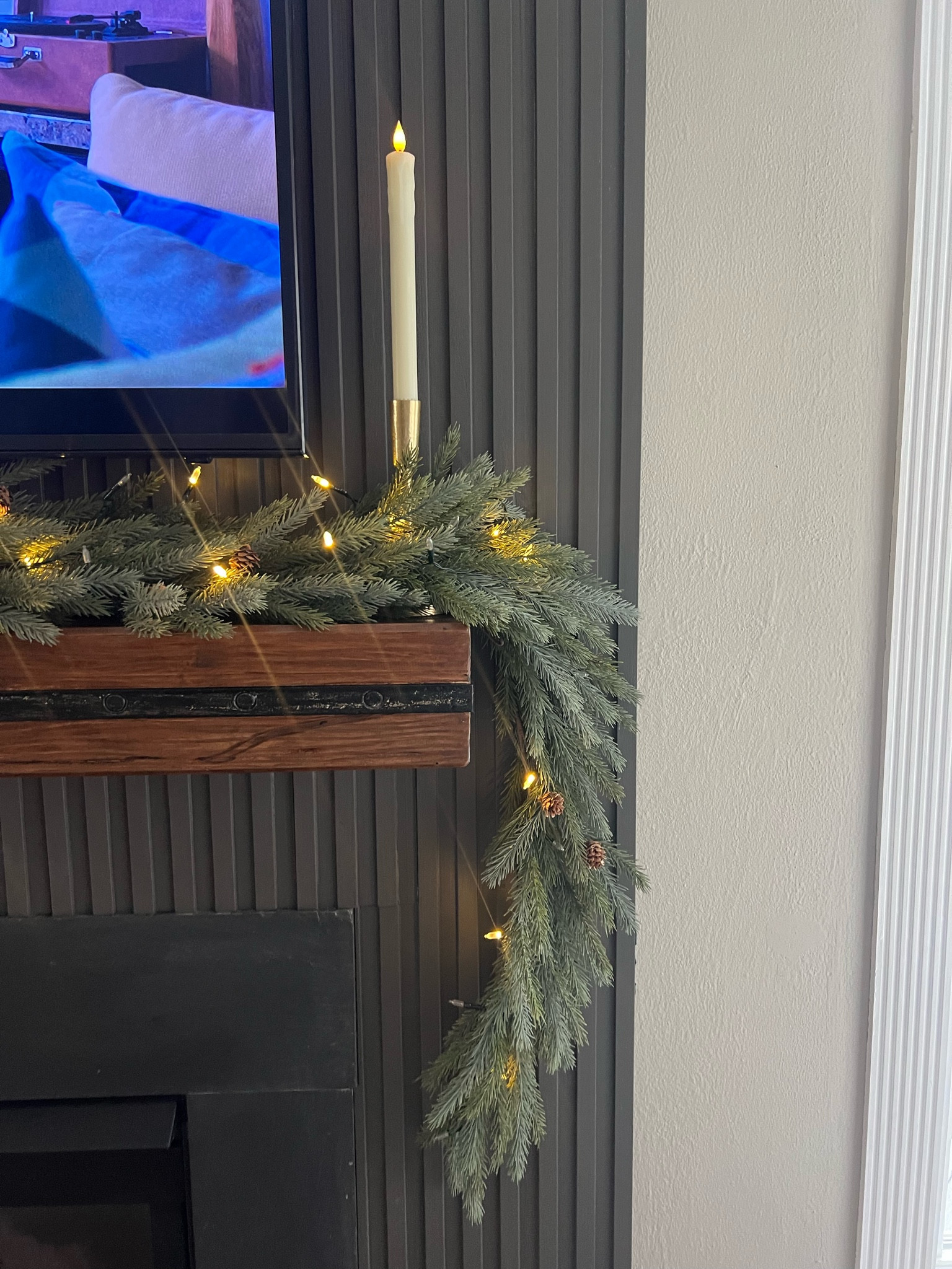 Mantle decor: Christmas garland 

#LTKHome #LTKHoliday #LTKSeasonal