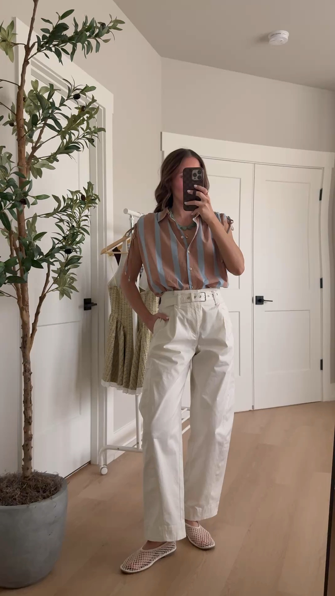 I can’t stop wearing this combo! This top is so cute…I’ve been loving blue and brown lately! Paired with these barrel pants that are so comfortable! They come belted, which makes them even cuter! Wearing a small top and size 25 bottoms

Zara finds, Abercrombie style, barrel pants outfit, blue and brown, striped top, ballet flats, outfit idea 

#LTKootd