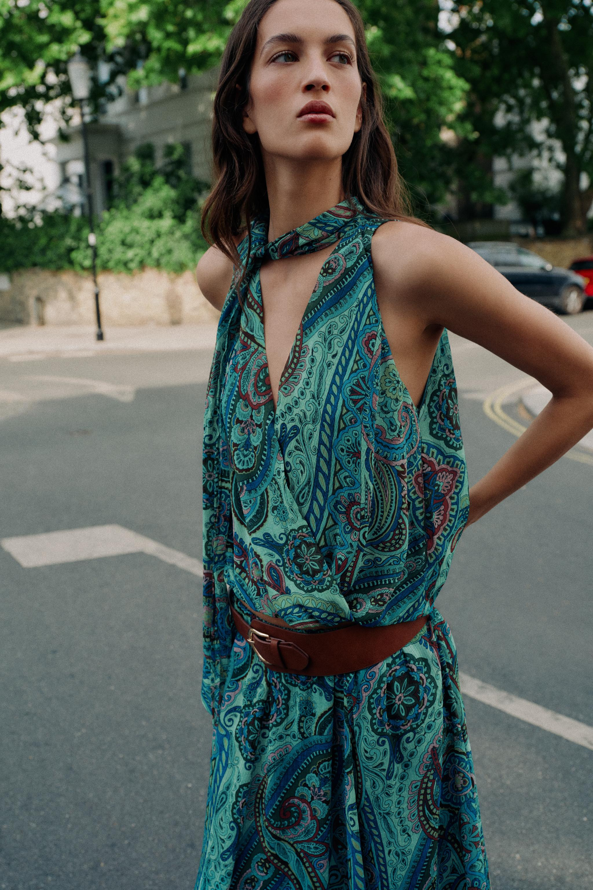 Tie-neck top featuring a V-neck and sleeveless cut. Surplice front and elasticized hem. Lined. | Zara US