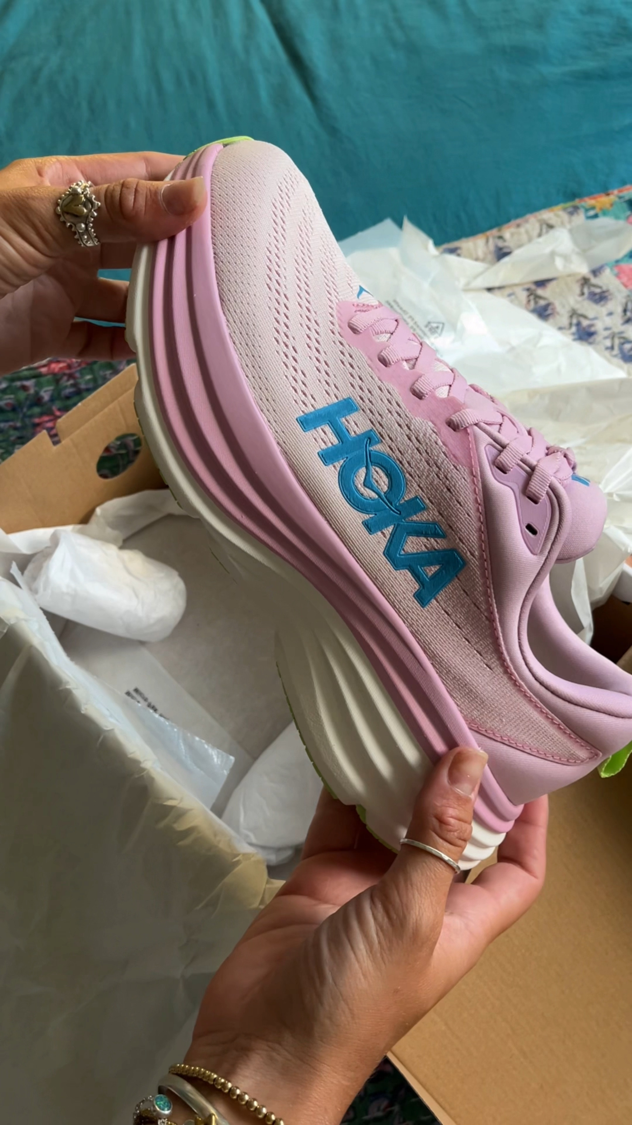 New Hoka unboxing 🎀🎀🎀

#LTKActive #LTKStyleTip #LTKVideo