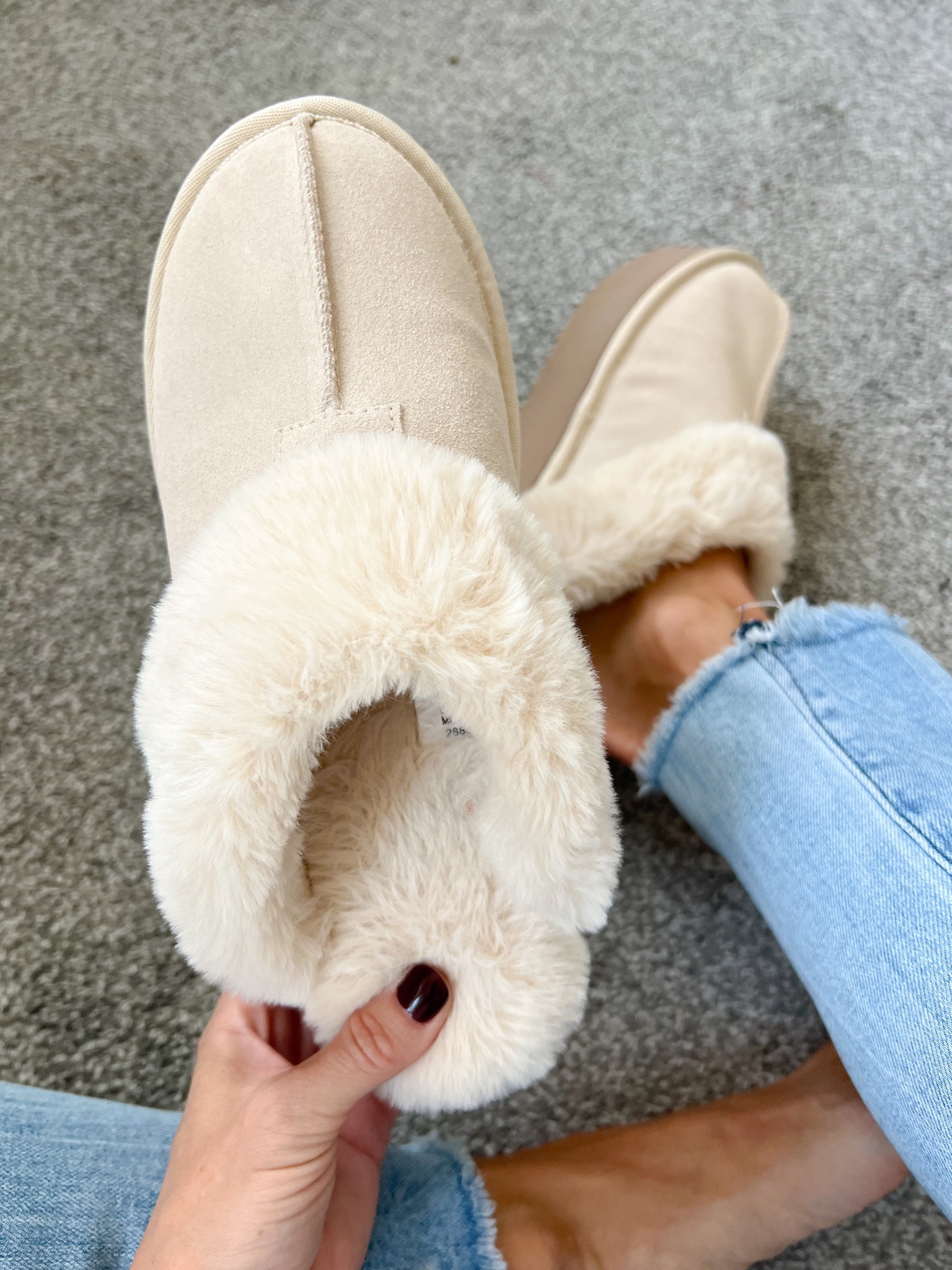 Walmart $18 Slippers☺️

They run true to size and are so comfortable! Would make a perfect gift as well

Walmart Black Friday deals, Walmart fashion finds, fall fashion, Ugg dupes

#LTKfindsunder50 #LTKshoecrush #LTKGiftGuide