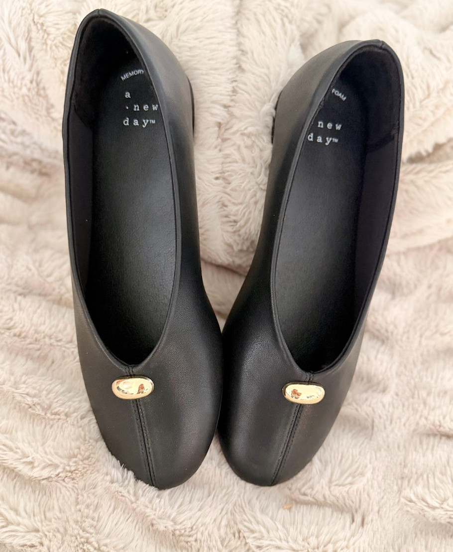 Simple flats with a dainty embelishment, perfect for fall! 

 #LTKootd #LTKWorkwear