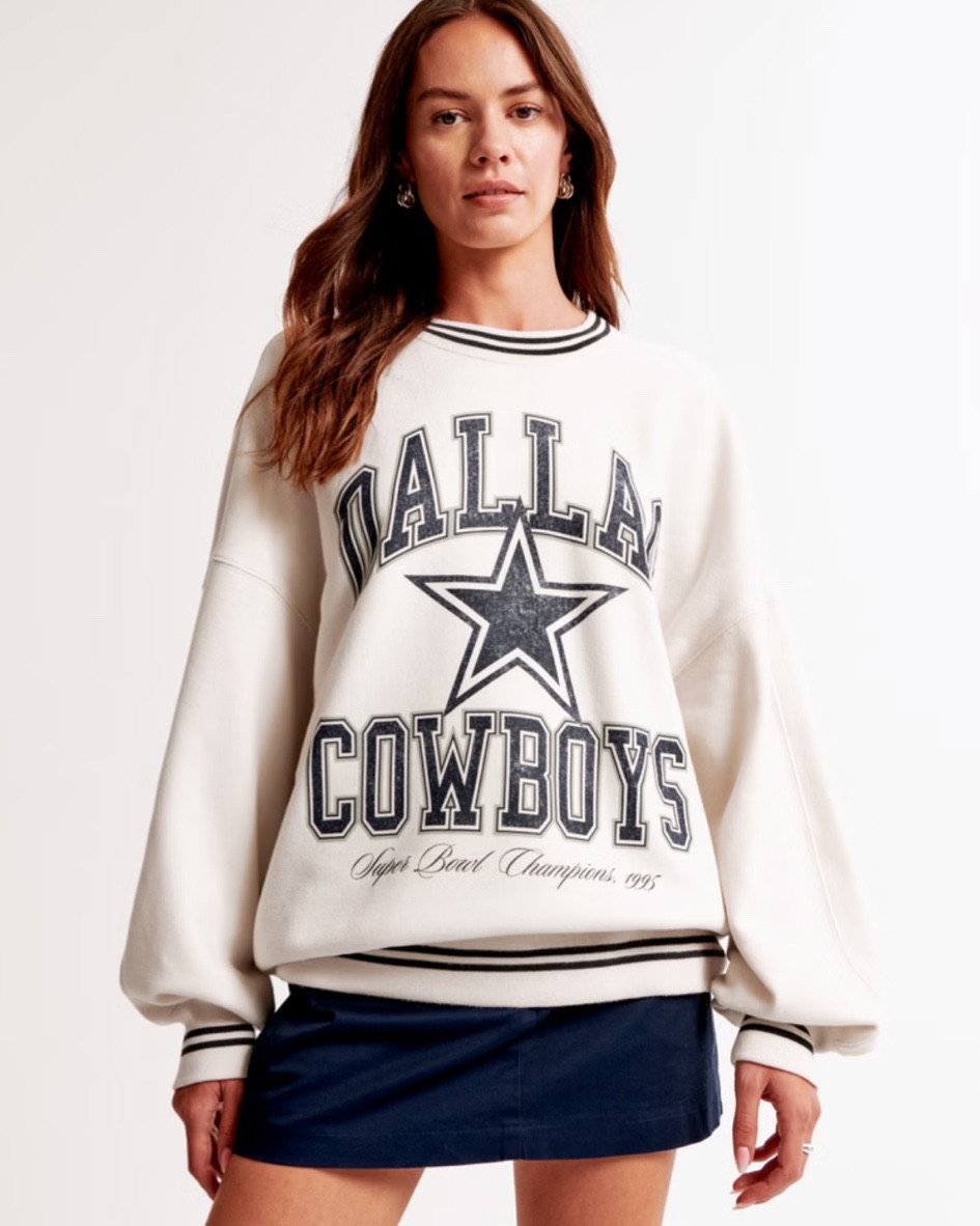 Perfect cozy back to school crewneckk

#LTKStyleTip #LTKBacktoSchool #LTKFallSale