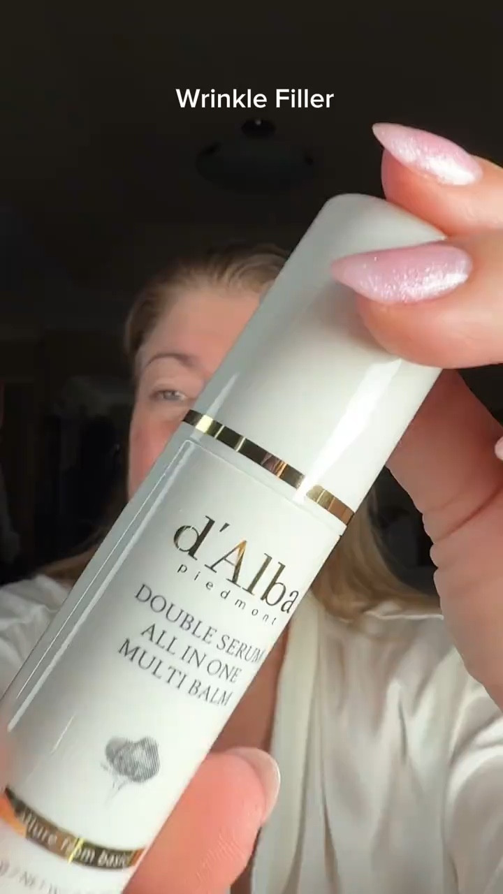 Morning glow in one swipe d'Alba multi balm makes my under eyes feel so hydrated and bright.
@d'Alba Piedmont
@dalba_global #dalbamultibalmstick #undereyewrinklefiller