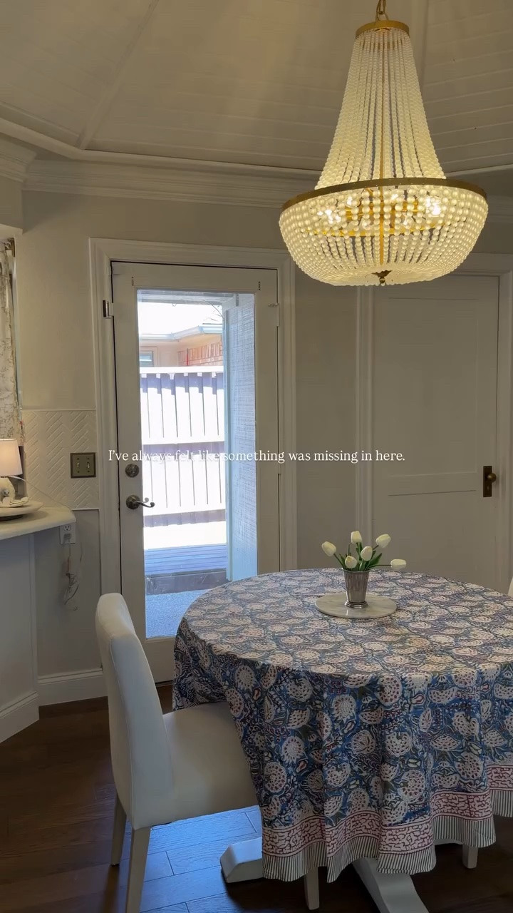 The perfect addition for my breakfast nook. I’ve wanted a relaxed Roman shade for what seems like forever. Perfect fabric, length, and arrived soooo quickly after ordering. Now I’m looking around the house wondering where can I add more? 

Comment LINK for all the details 🤍

#homedecor #interiordesign #homeimprovement #classichome #ad