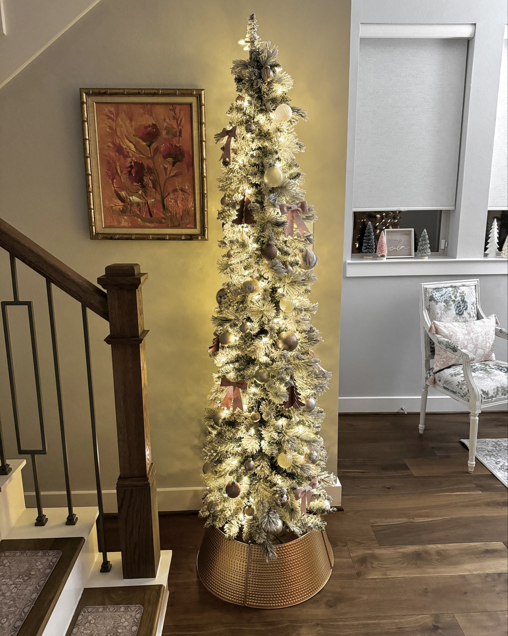 Holiday decor 🎄

#everypiecefits

Holiday tree 
Christmas tree 
Christmas decor 
Holiday home decor 
Christmas home decor 
Entryway 
Foyer 
Ornaments 
Tree collar