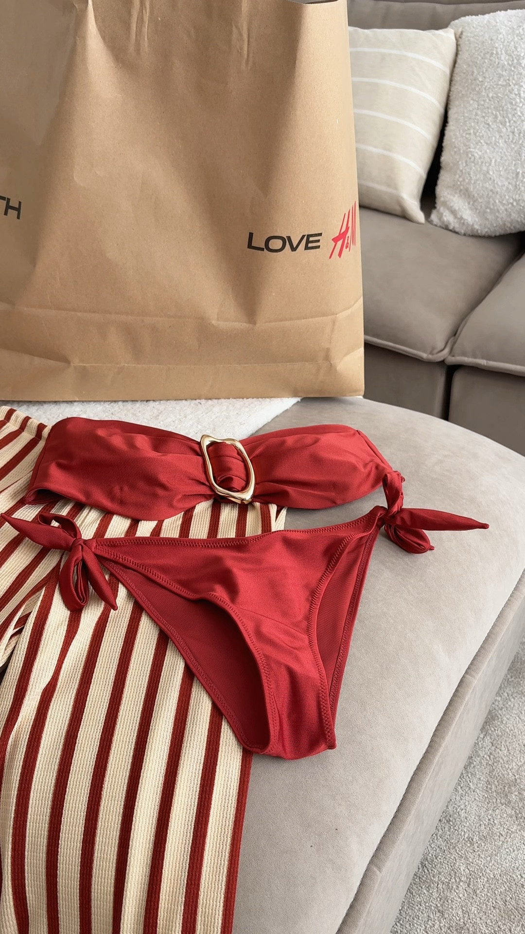 … I have searched HIGH & LOW for the perfect strapless bikini for us fuller busts girls!! and I think I’ve finally found the one 🥹✨

ps I cannot believe the price of this girls!!! I am shook 👏🏻👏🏻 £19.98 for the top AND bottoms… the whole set for under £20.00 wtafff 🤭

Sizing 👙 
I am a size 32DD and am wearing a size medium in the top. The back is also adjustable which is an absolute god send 🤌🏻🤌🏻
I’m wearing a size XS on the bottoms and am a size UK 6

#hm #hxme #size6 #swimwear #fullerbust #32dd #fullerbustsmallband #swim #straplessbikini #handm #handmnewin #holidayoutfits #holidaywear #holiday 