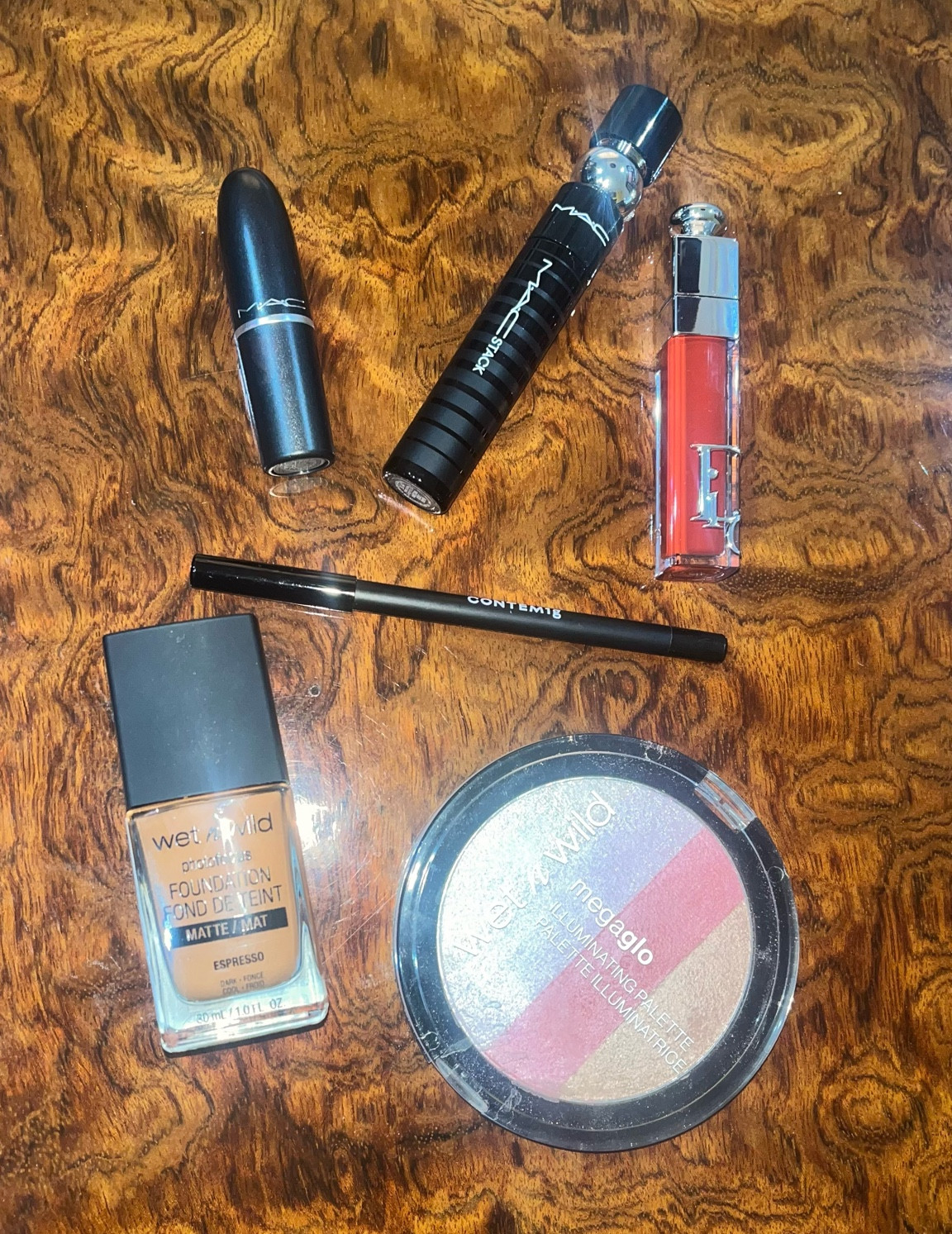 Makes favoritas do momento 🤌🏾

Base Went Wild - a única que consigo usar pois deixa a pele sequinha 
Mascara MAC - deixa os cílios bem definidos e não pesa. 
Batom MAC 💄 - deixa os lábios hidratados. 
Lip Gloss DIOR - da um volume e tem alta fixação. 
Lápis de olho Contém 1 g - ele é a prova d’água. Fixa bem. 
Paleta iluminadora Went Wild - paleta multifuncional e bem versátil 🤌🏾