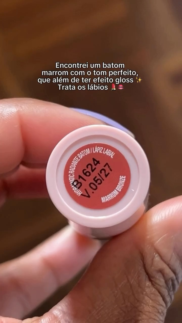 nada melhor do que usar um batom que além de lindo, trata os lábios, dona Avon arrasou nesse lançamento 🤎
.
.
#MakeQueTeTrataBem