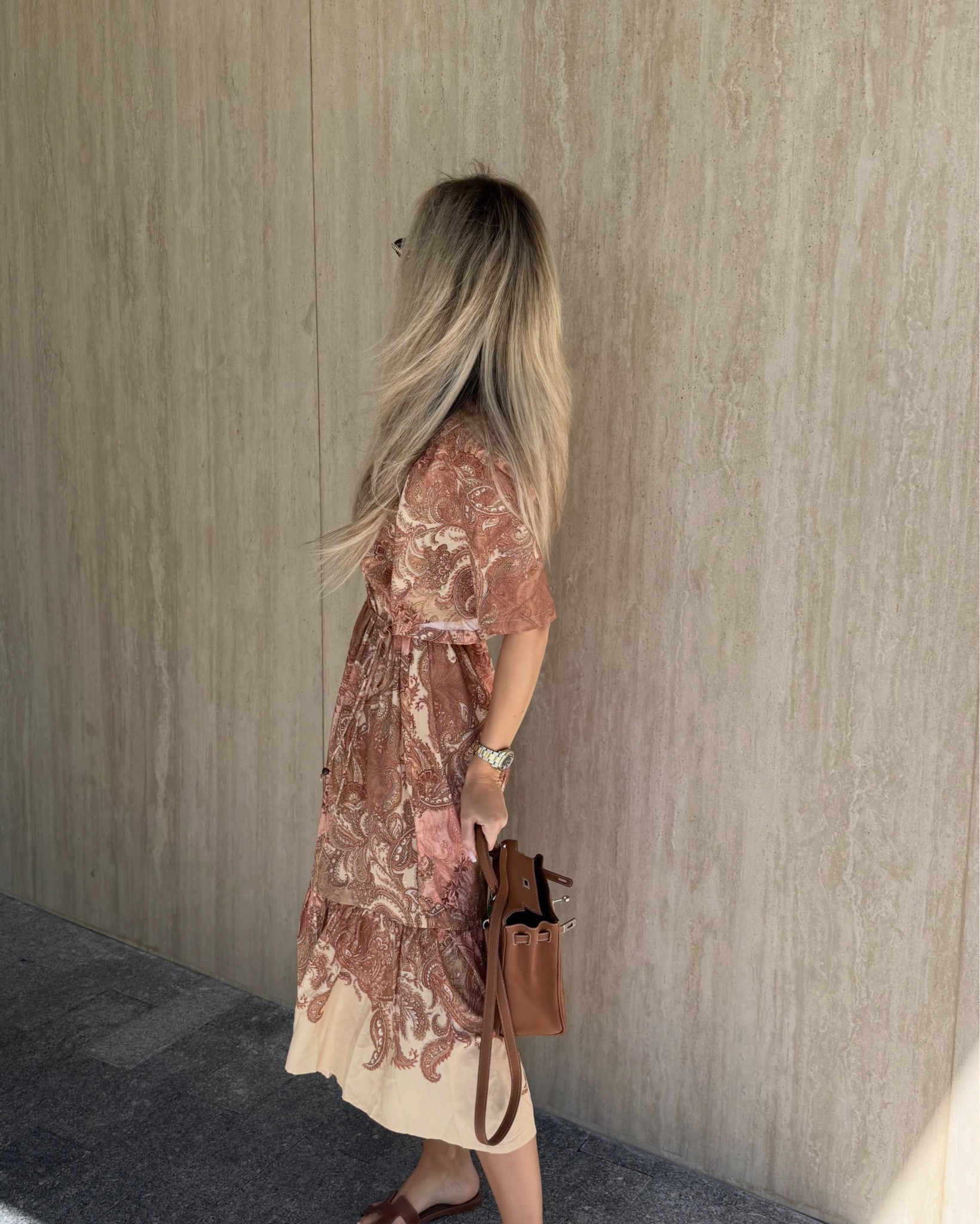 Flowing into fall wearing long dresses and caramel colors 🍂🍁  This dress is the perfect lightweight flowy dress for fall in warmer climate.. or during European summer 🤭 Runs big, I’m wearing size S and could definitely have worn a size XS.