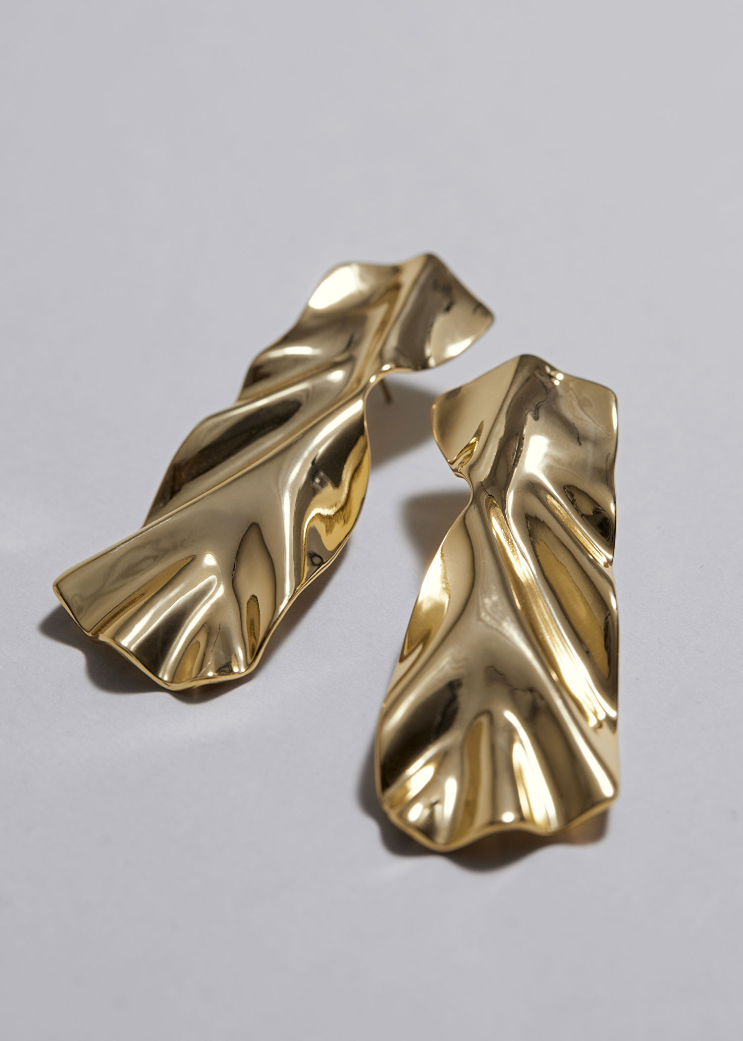 Boucles d’oreilles à l’effet drapé sculptural | & Other Stories (DE + FR)