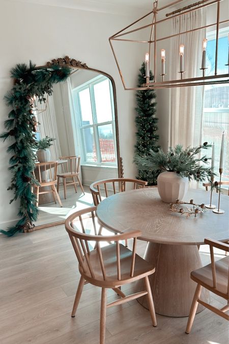 Breakfast nook holiday inspo 🎄 

#LTKHoliday #LTKstyletip #LTKhome