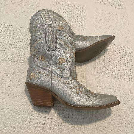 #boots #dingo #dingoboots #silverboots #weaternboots #countrythunder #silvercowboyboits #linedancing

#LTKShoeCrush