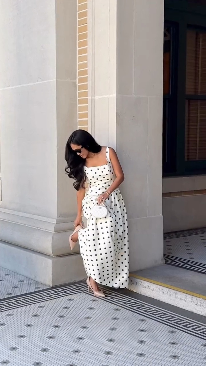 When the dress does all the talking. x 

Dress by @bellabarnett.official 
Use code 𝐒𝐄𝐀𝐑𝟏𝟓 to save $15 

#bellabarnett #bbgals #affordableluxury