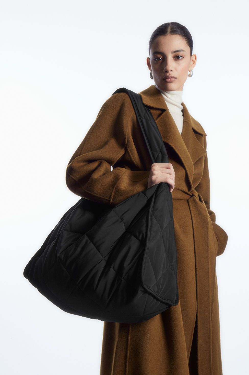 OVERSIZED DIAMOND-QUILTED BAG - BLACK - COS | COS (EU)