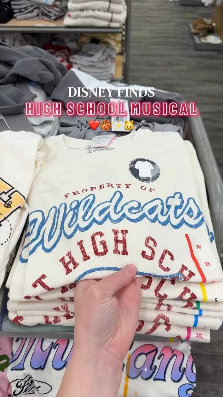 high school musical tshirt spotted at target 🏀❤️🎤 #targetfinds #highschoolmusical #disneychannel 

@target @disneychannel