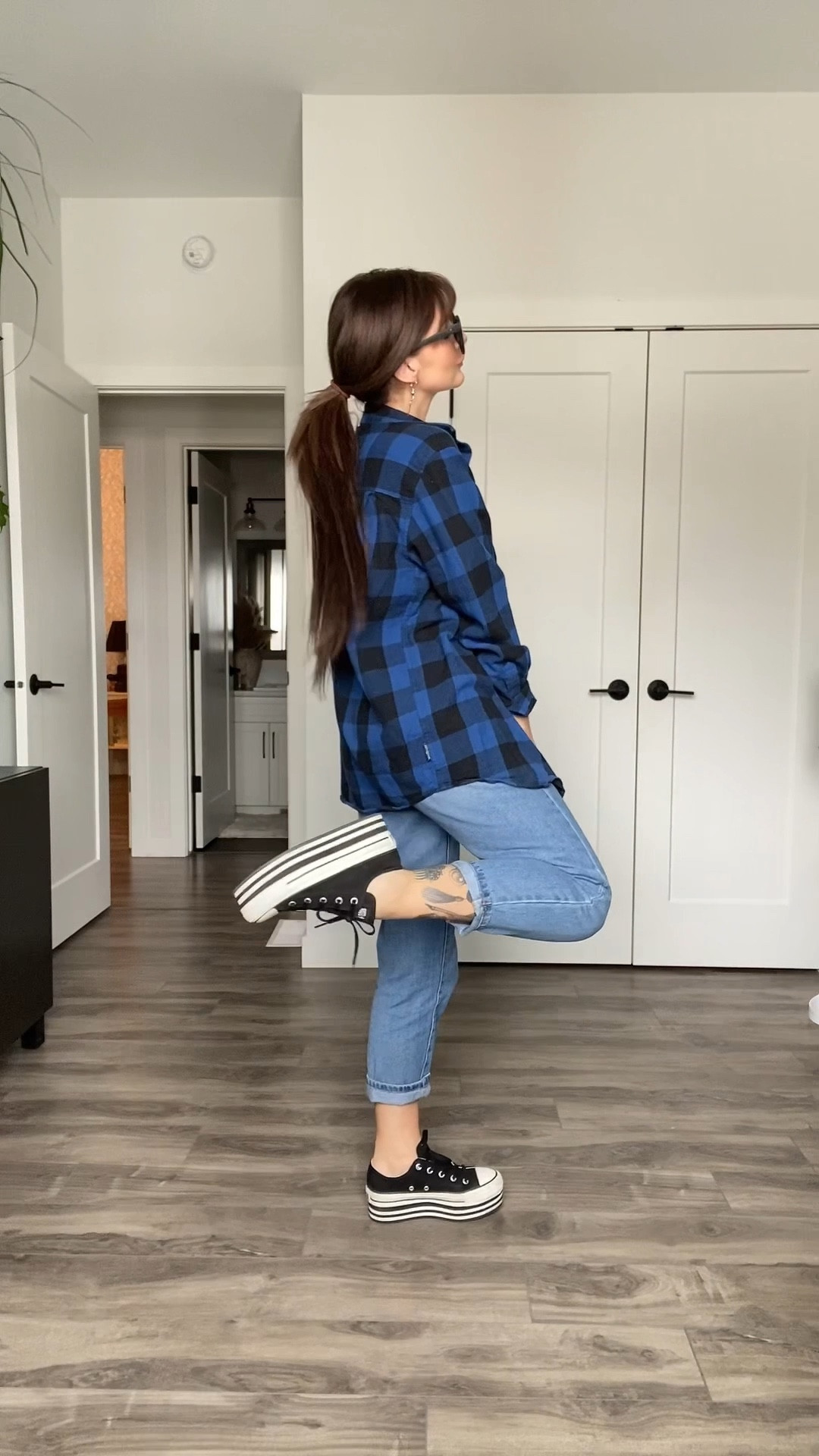 Mom jeans & oversized plaid shirts 🖤

#LTKVideo #LTKstyletip #LTKSeasonal