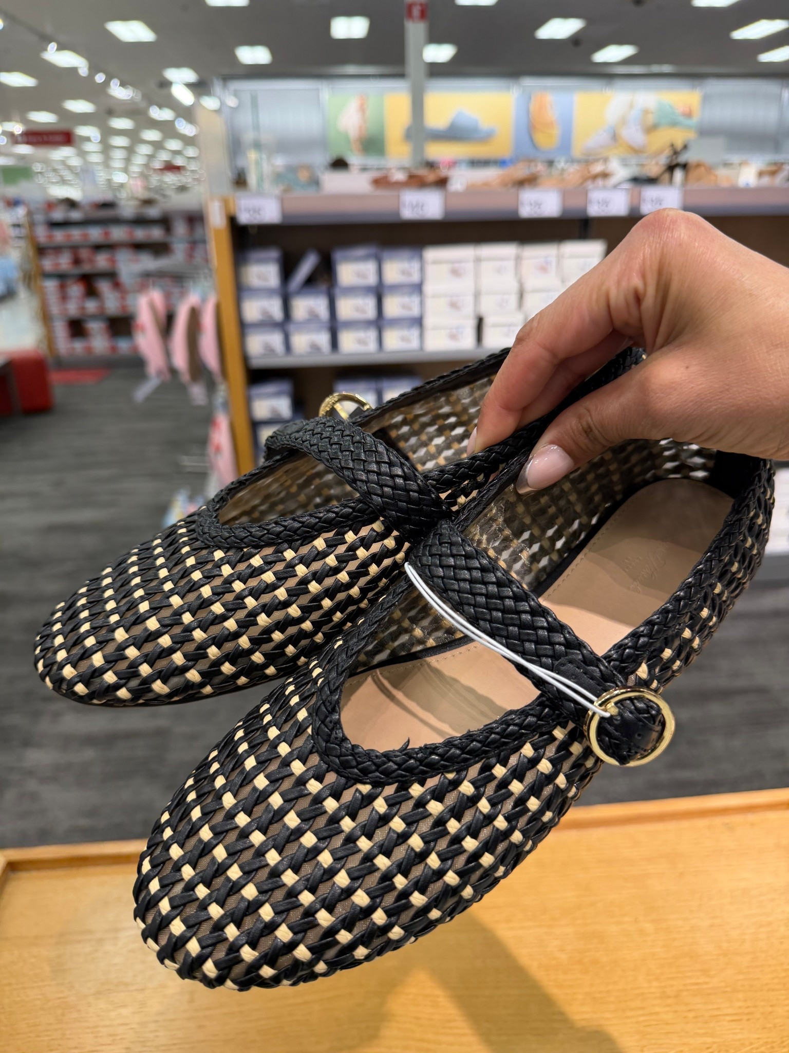 Ballet flats

Women’s shoes, women’s flats, women’s ballet flats, woven flats, summer flats 

#LTKmomlife #LTKdayinmylife