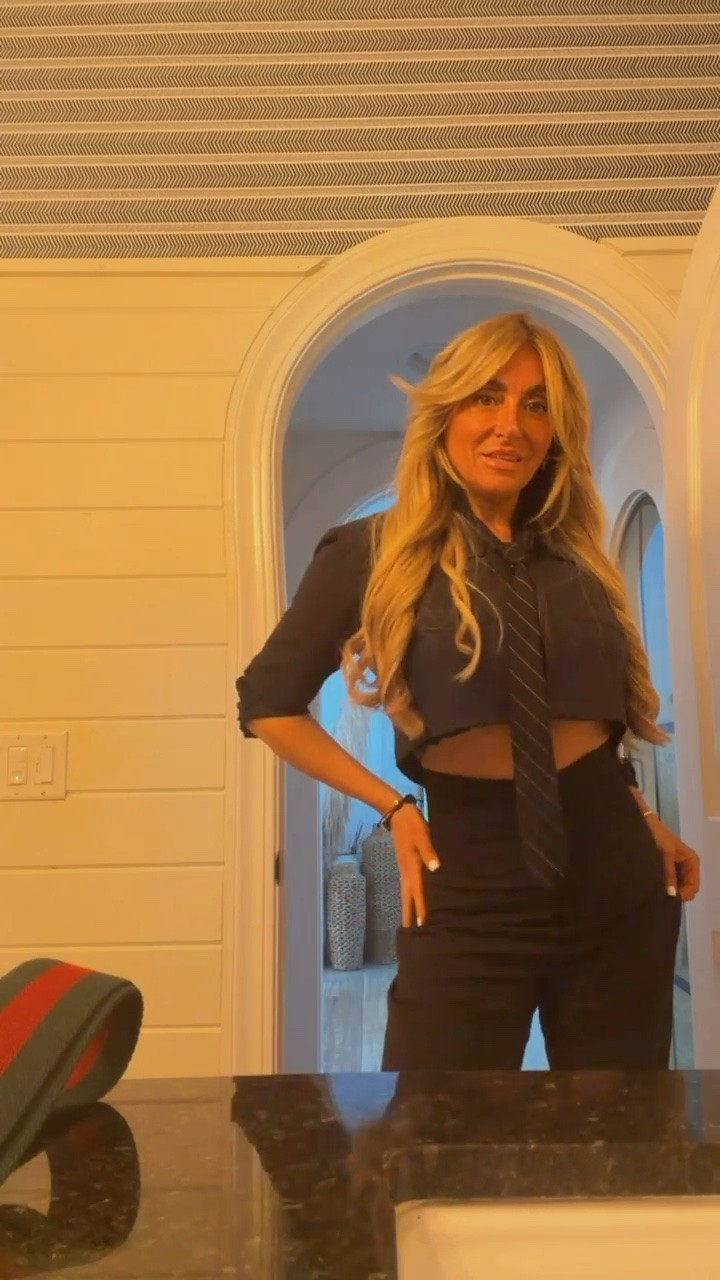 My take on workwear! Corset pants size 4, I sized up!

#LTKdayinmylife #LTKWorkwear