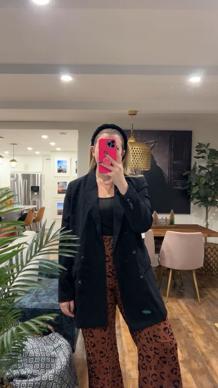 Aritzia oversized double breasted blazer / wearing a large / true to size / more of a jacket than a blazer / on sale 

#LTKsalealert #LTKfindsunder100 #LTKmidsize