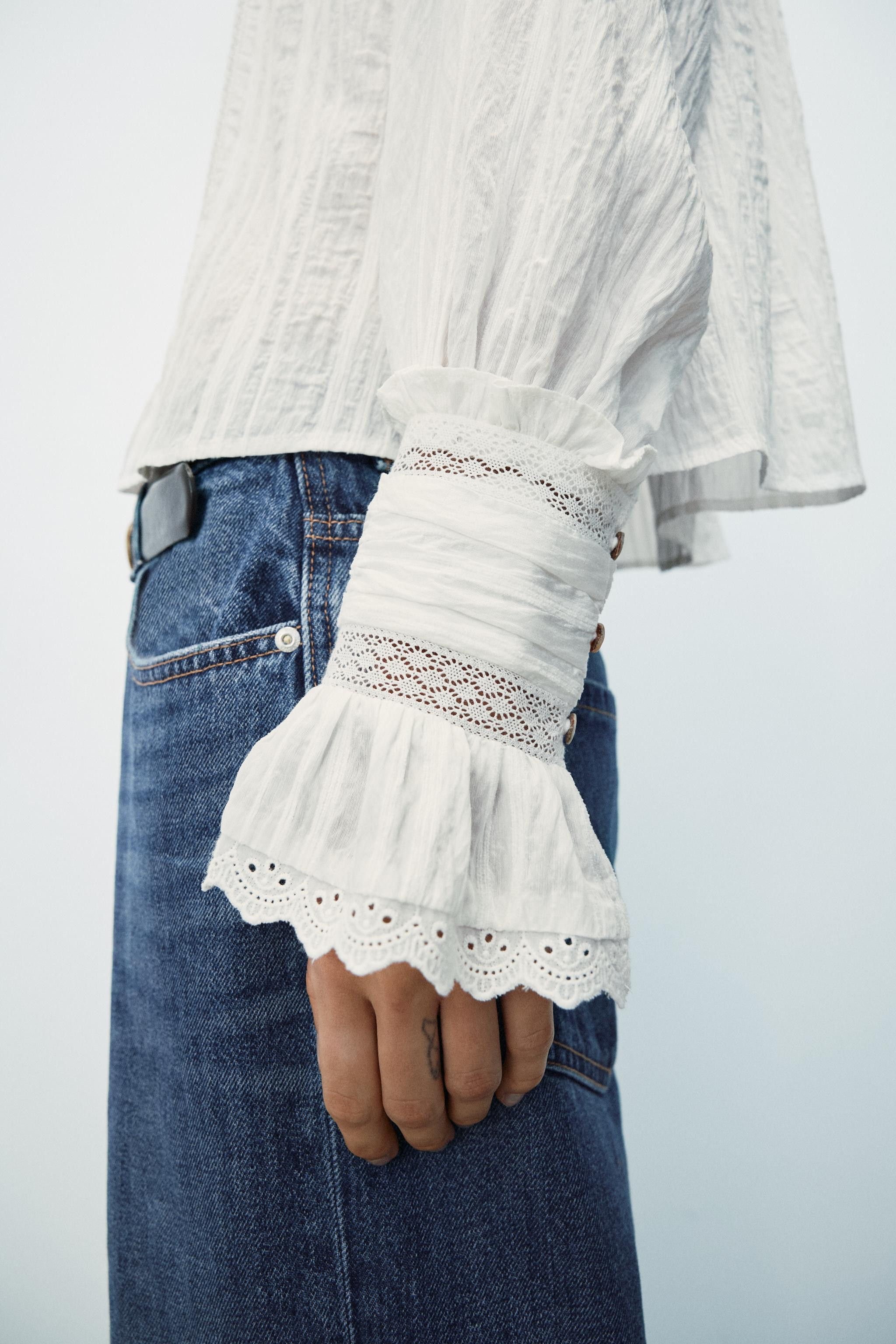 Bluse mit Rundhalsausschnitt und langen \u00c4rmeln, die in Manschetten mit Raffungen und Volants... | Zara DE