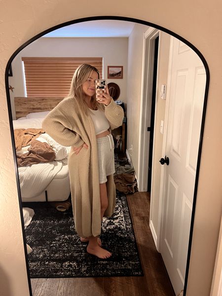 Non-maternity maternity look—free people bralette, topshop cardigan, Abercrombie shorts

Maternity, pregnancy, sweater, arched mirror, maternity look 

#LTKstyletip #LTKbaby #LTKfamily