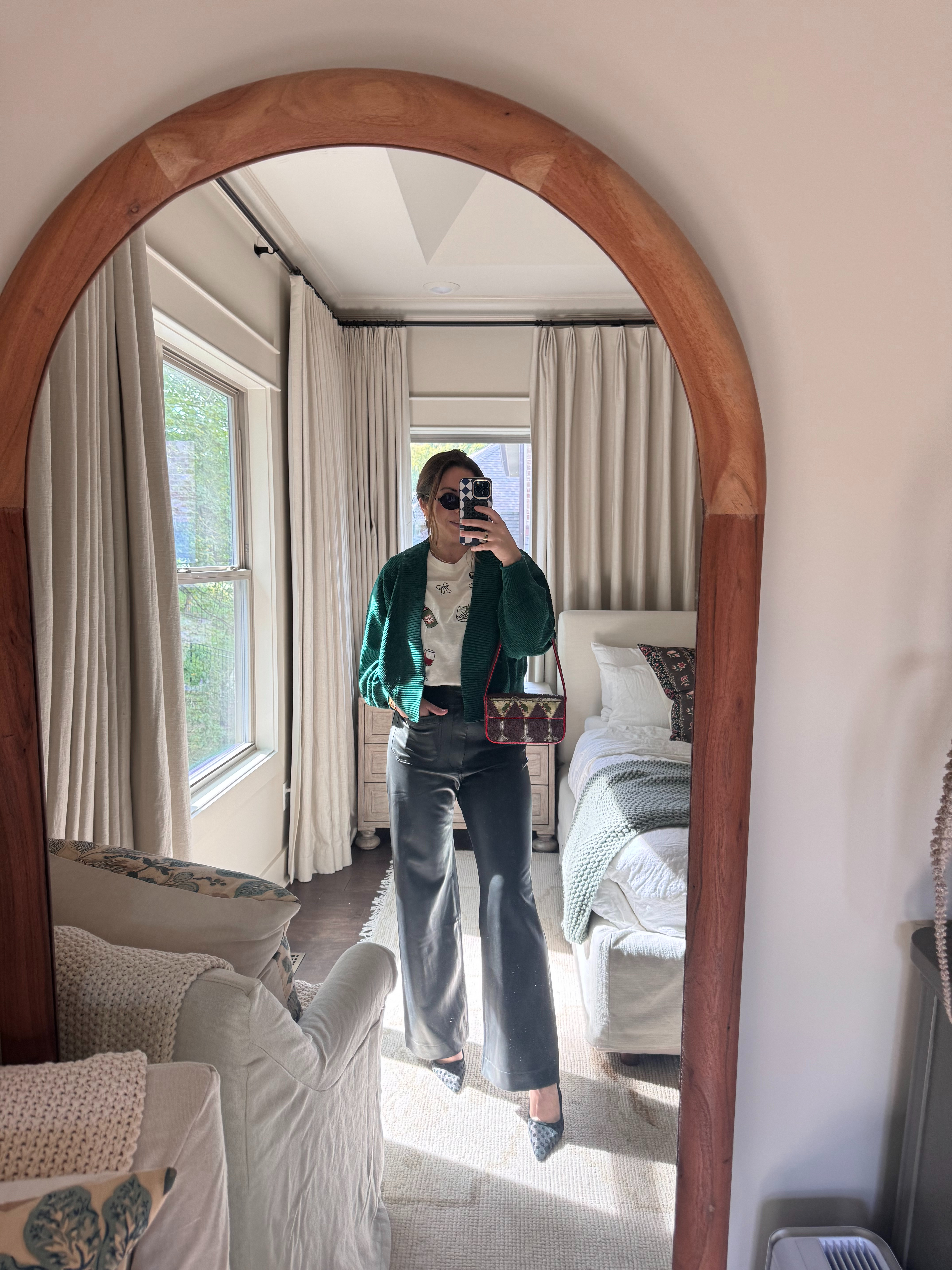 I love the color of this sweater and the fact that this holiday tee is back in stock this year! 

holiday l anthropologie l anthropartner  

 