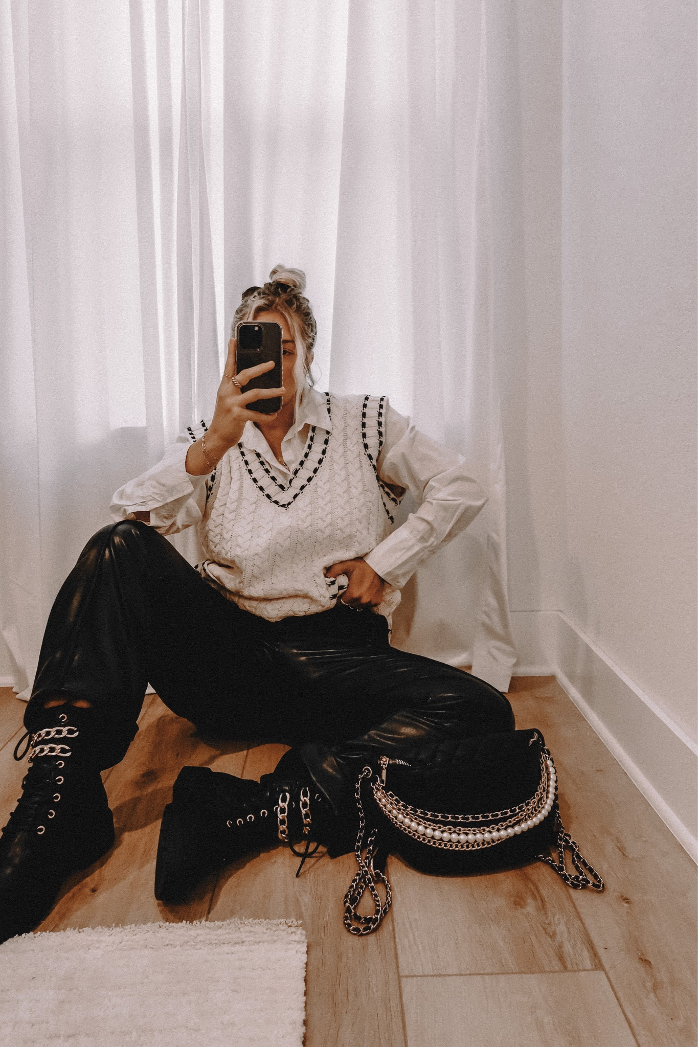 Sweater vest & leather look 
sweater vest: M

#LTKshoecrush #LTKstyletip #LTKSeasonal