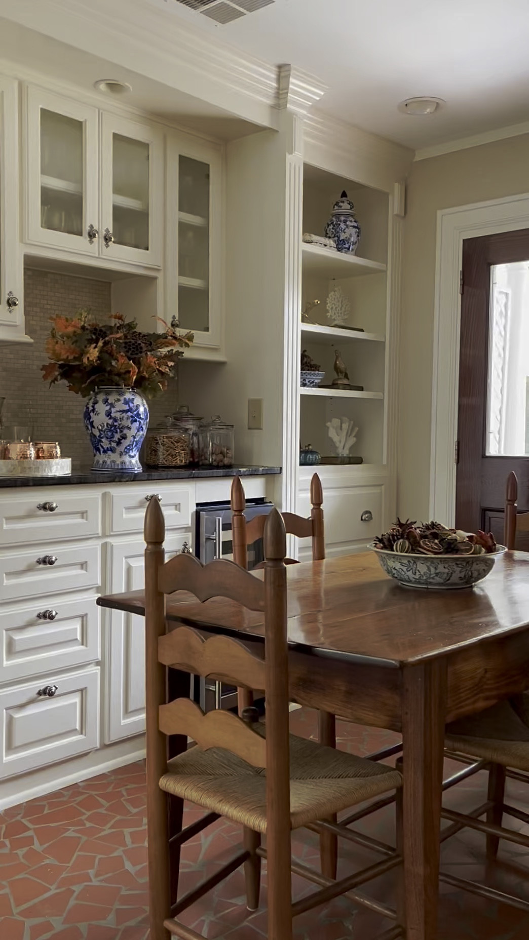 “I’m so glad I live in a world where there are Octobers.” 🍂🍁
~ L.M. Montgomery, Anne of Green Gables

Have a wonderful day, friends! 🍂🍁



#blueandwhitehome #shelfstylingideas #builtinshelves #southernladymag #falldecoratingideas #mytradhome #traditionalhomedecor #thecottagejournal

#LTKSeasonal #LTKStyleTip #LTKHome