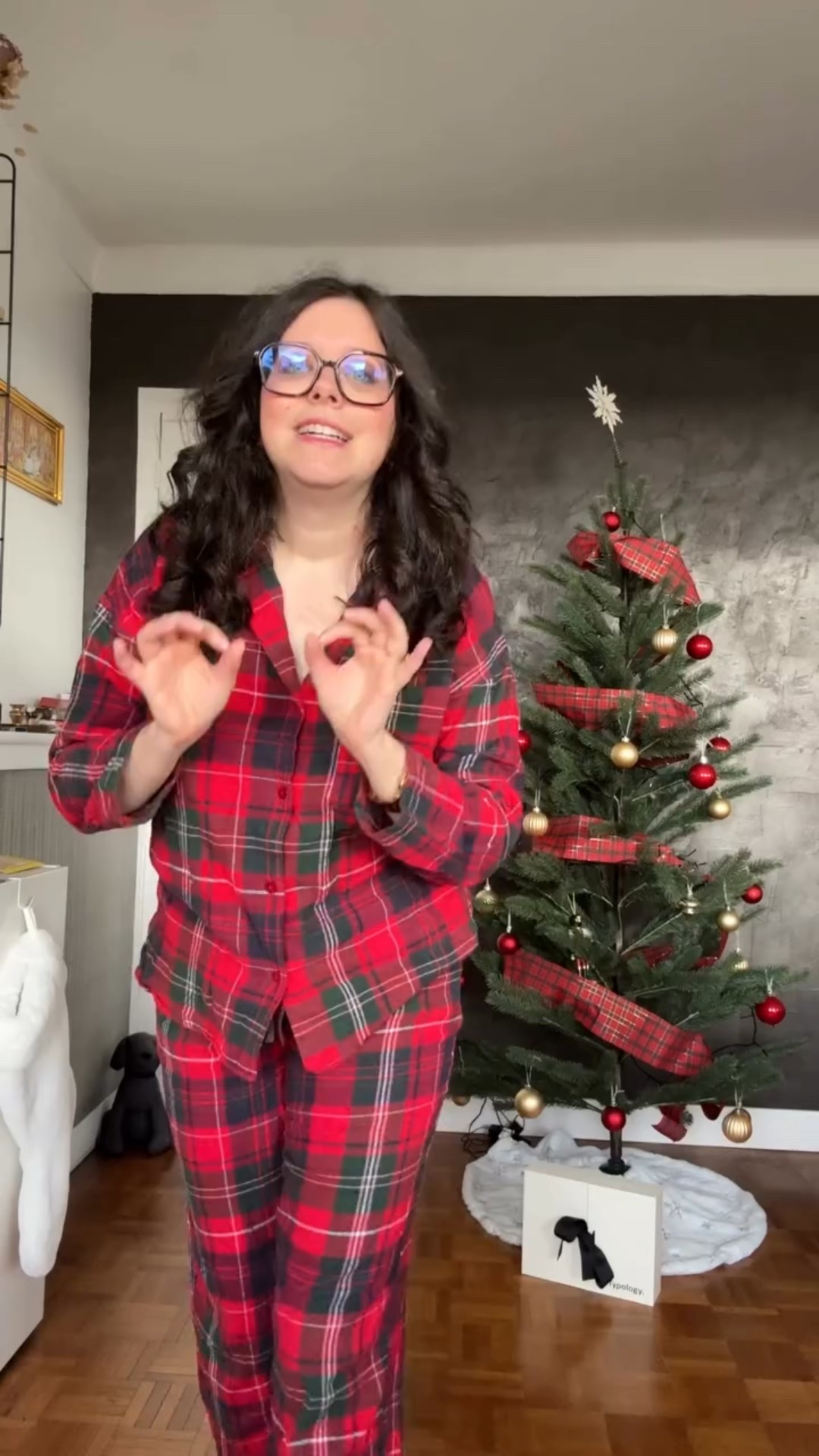 Jour 1 — On ouvre le calendrier des looks de fêtes ✨
Et évidemment… on commence avec les paillettes.

Tu veux découvrir les 23 looks suivants ?
👉 Abonne-toi, on se retrouve ici chaque jour jusqu’à Noël.

Pyjama : @etam 
Haut : @hm 
Pantalon : @uniqlofr 
Escarpins : @sanmarina_officiel 
Pochette :  @jennyfer 
Rouge à lèvre : @sephorafrance

#LTKpartywear #LTKfestive #LTKstyletip