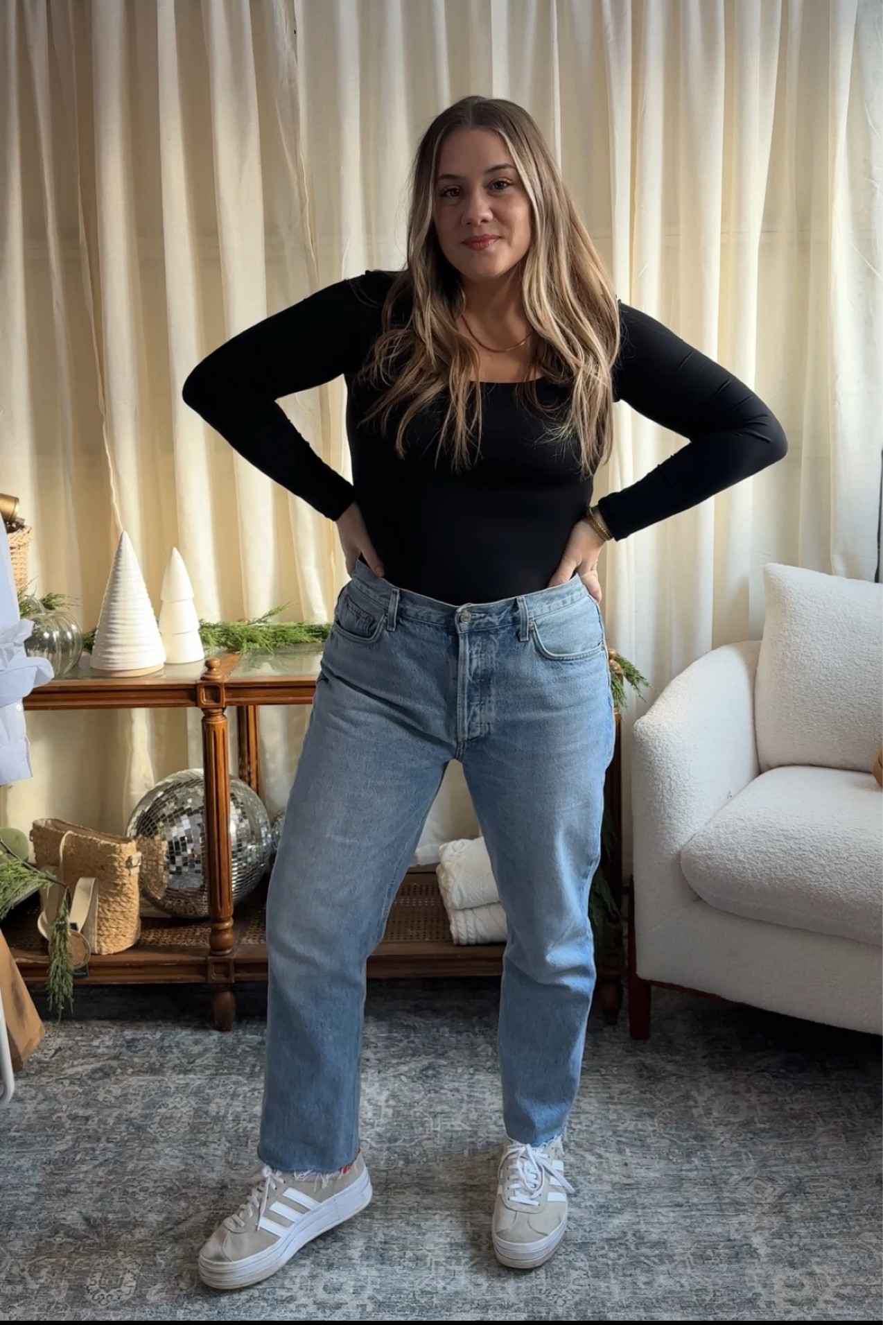 Agolde jeans tts or size up if inbetween sizes ( 100% cotton)

Shoes- size down 1/2 size ( they run big!) 