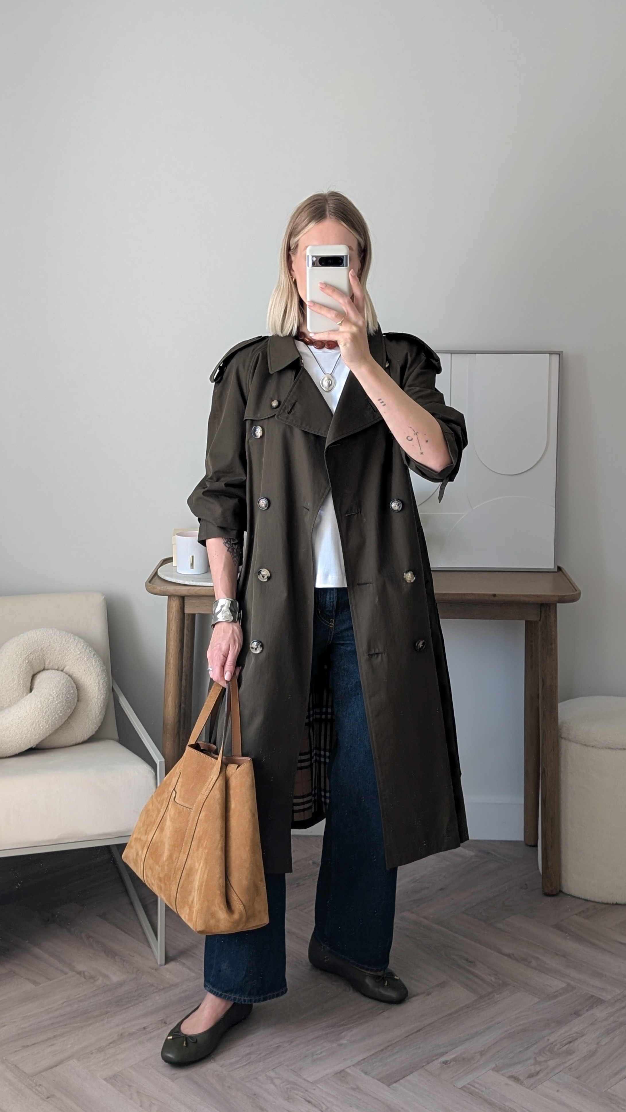 Khaki green trench coat - white t-shirt - khaki green ballet flats - suede tote bag - transitional outfits for autumn #trenchcoat 

#LTKeurope #LTKuk #LTKautumn