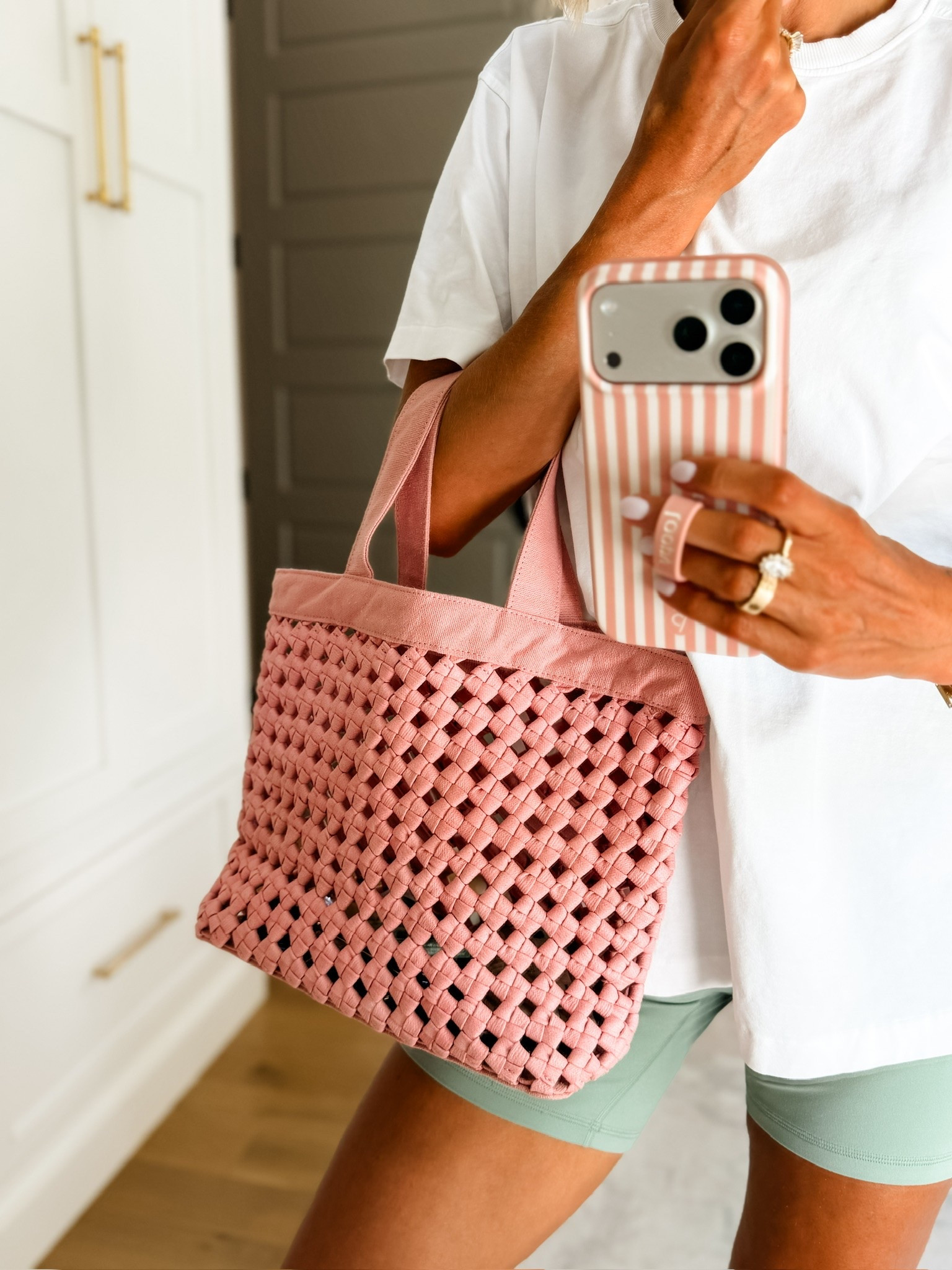 This pink woven tote has been one of my favorite bags! It’s currently on sale right now for under $30! 👏🏼

Loverly Grey, tote bag, pink tote, Target, sale, everyday bag

#LTKSeasonal
