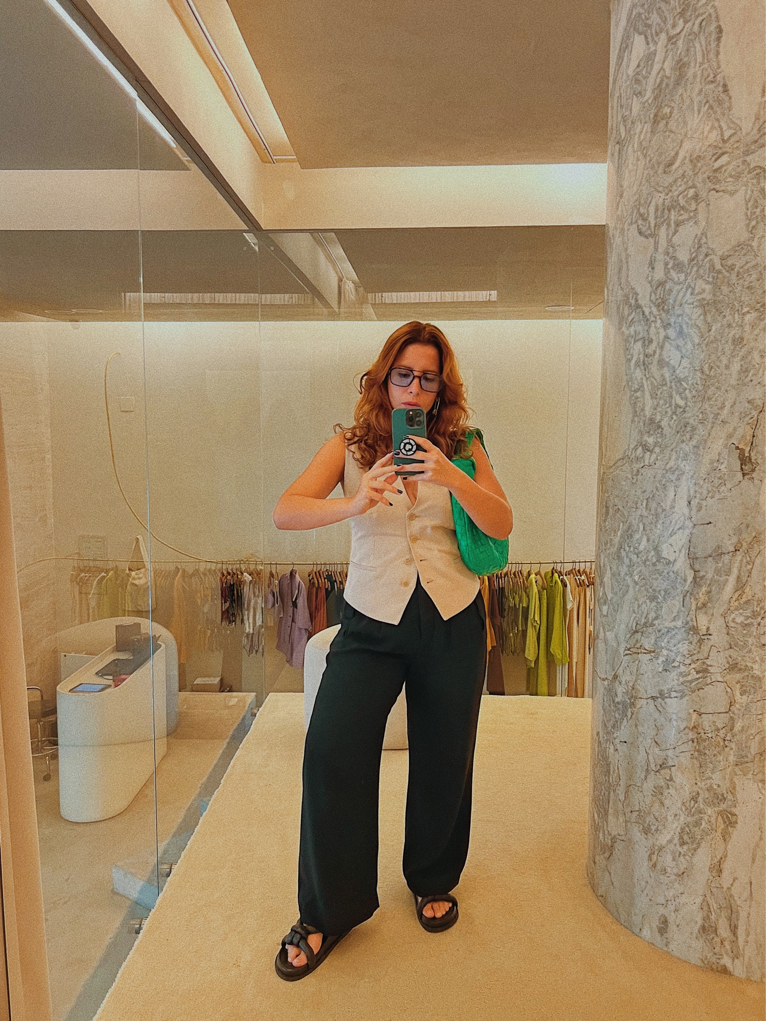 Como colete está em alta e vai ficar por muitooo tempo, achei um conjuntinho que tem o mesmo corte do meu da foto, porém branco e de linho. Chic, gente, all white 💕🤌🏼