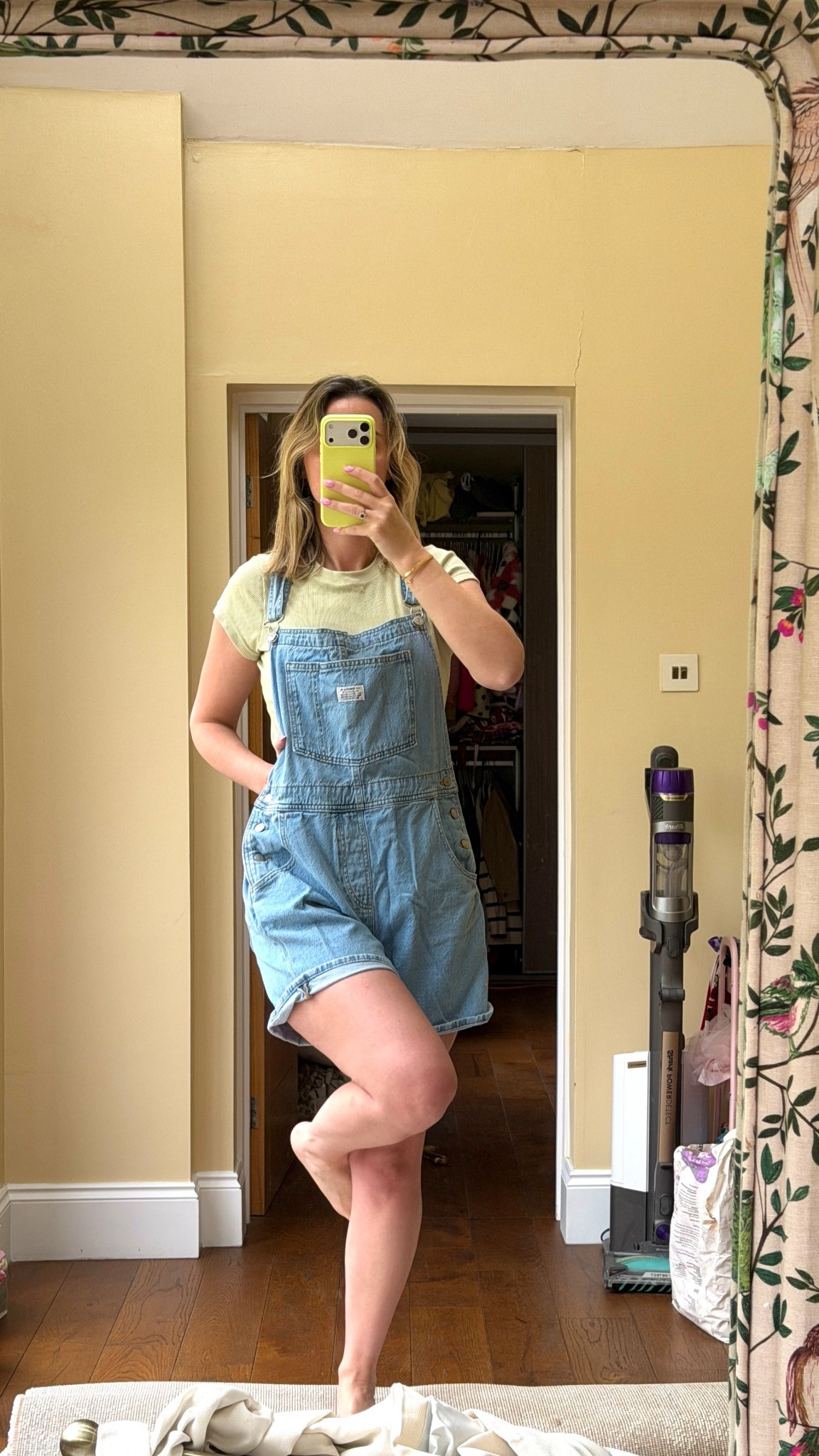 T shirt - small 
Dungarees - Large

Dungarees is a lovely soft Jean material not hard or restricting at all. Had it for years and it’s so comfy 

Overalls and t shirt. Easy mum outfit. Quick comfy mom outfit 