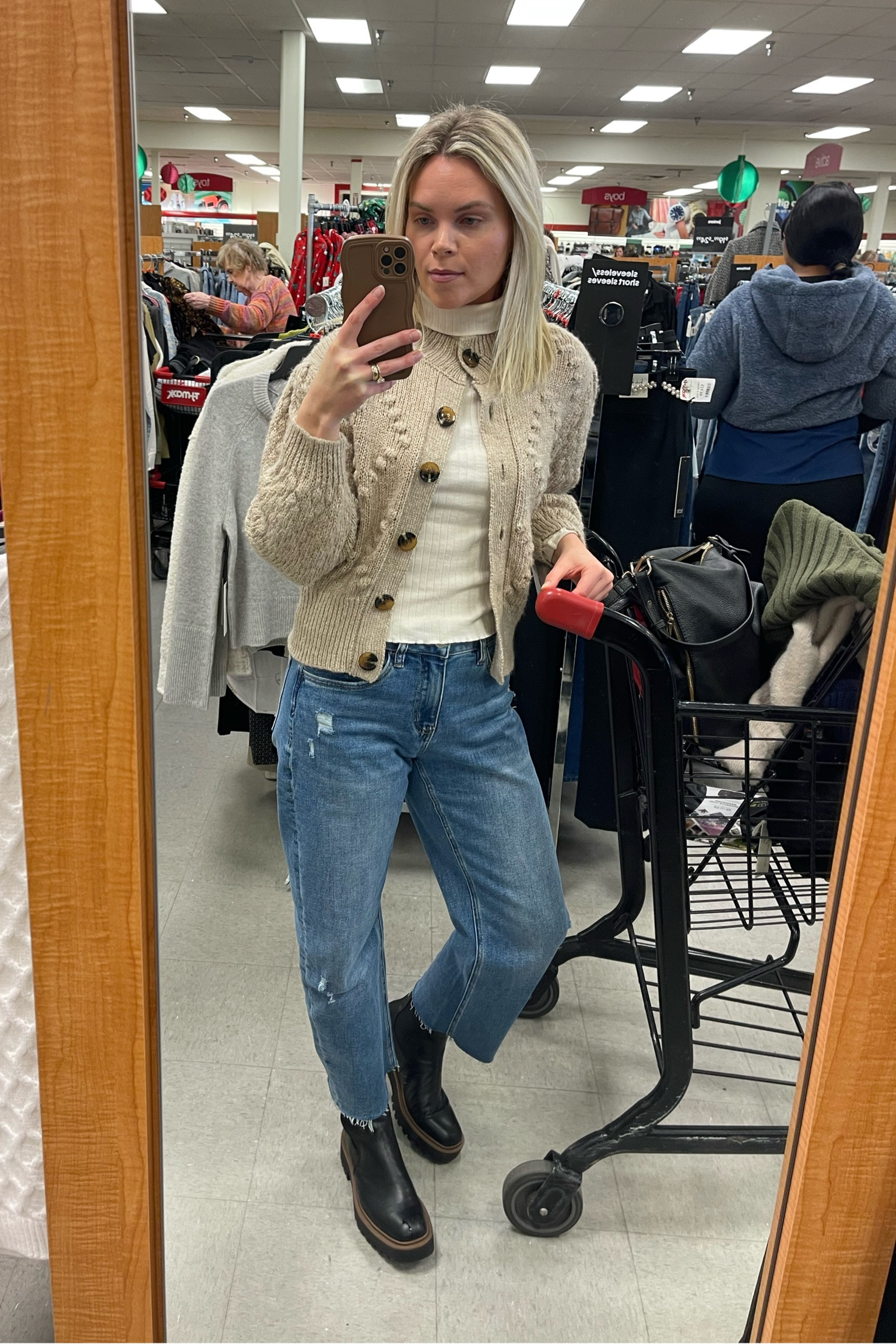My favorite jeans right now along with the most comfortable Sam Edelman Chelsea boots! 

#LTKShoeCrush #LTKSeasonal #LTKStyleTip